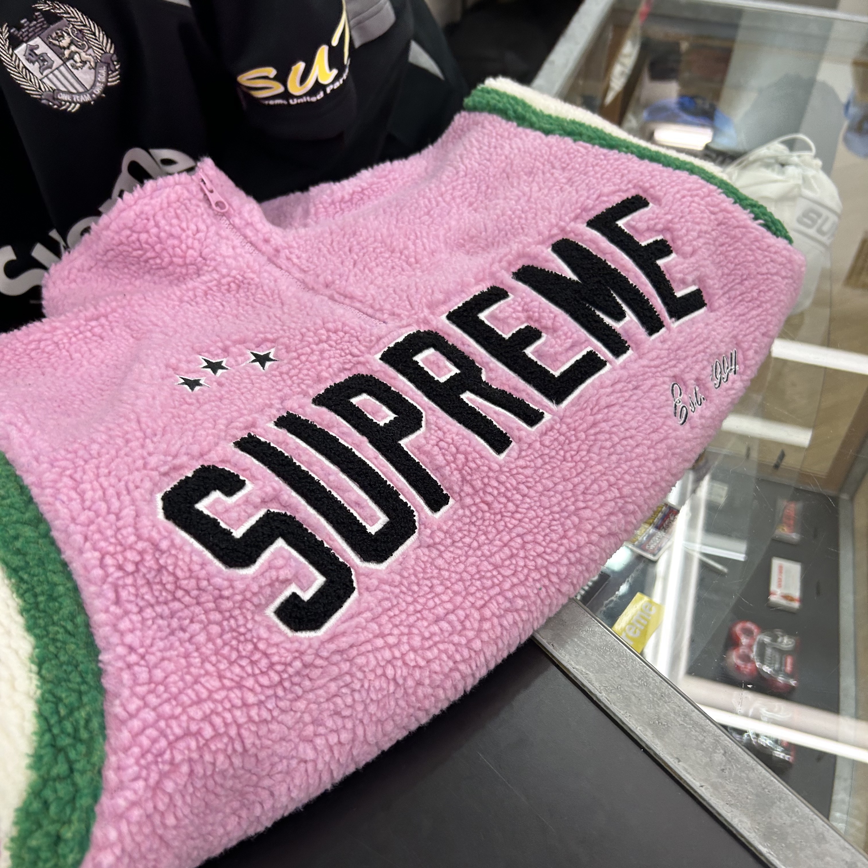 [KREAM 단독] Monamhee Bred Keyring with Pink Pants Brown, Supreme Arc Half Zip Fleece Pullover Pink - 23FW 착용 스타일