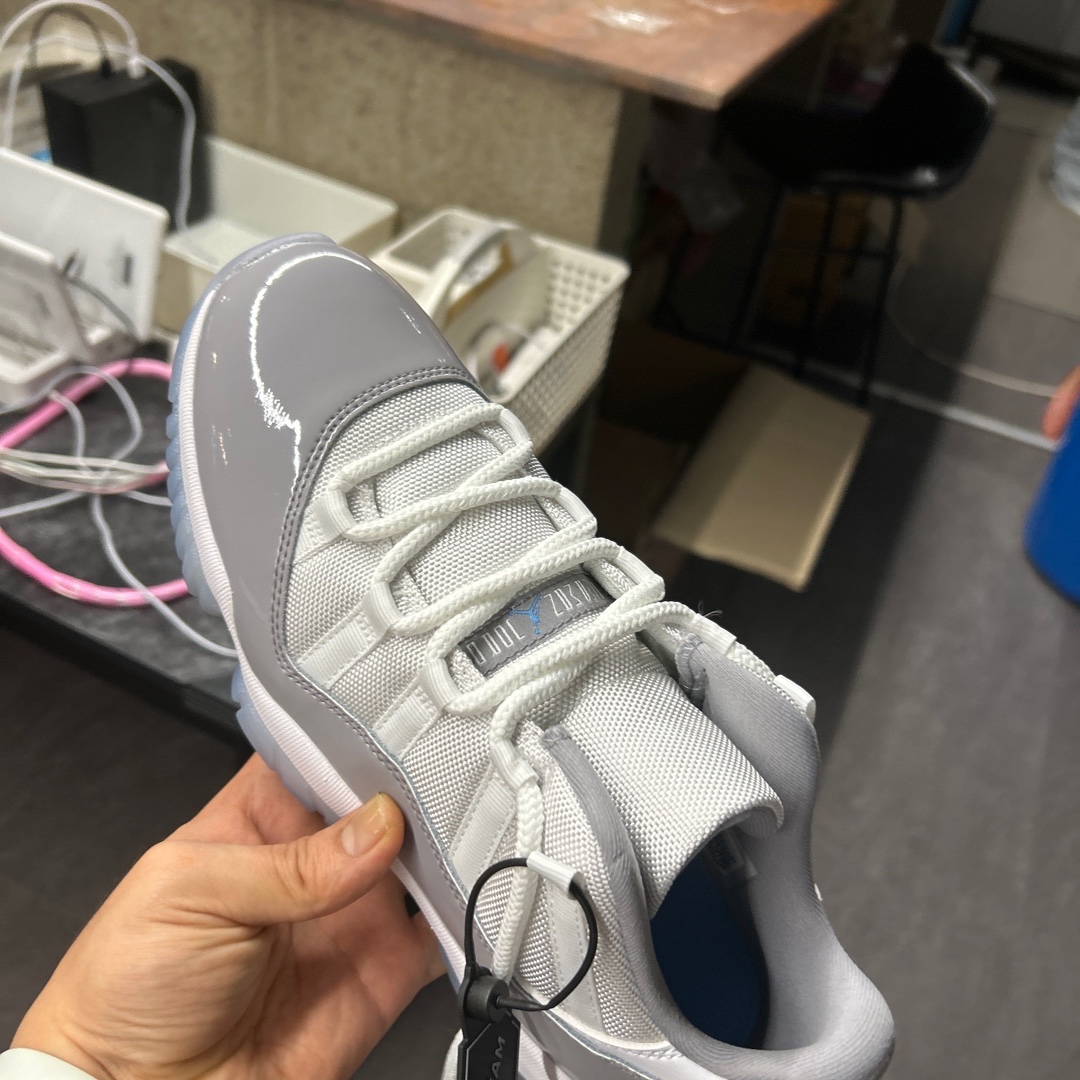 Jordan 11 Retro Low Cement Grey 착용 스타일 - 1