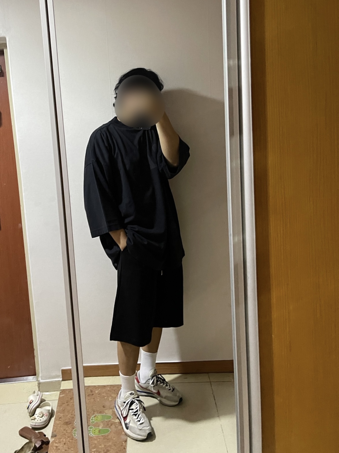 Yeezy Gap Engineered By Balenciaga Dove 3/4 Sleeve T-Shirt Black, Nike x Sacai VaporWaffle Royal Fuchsia 착용 스타일 - 2