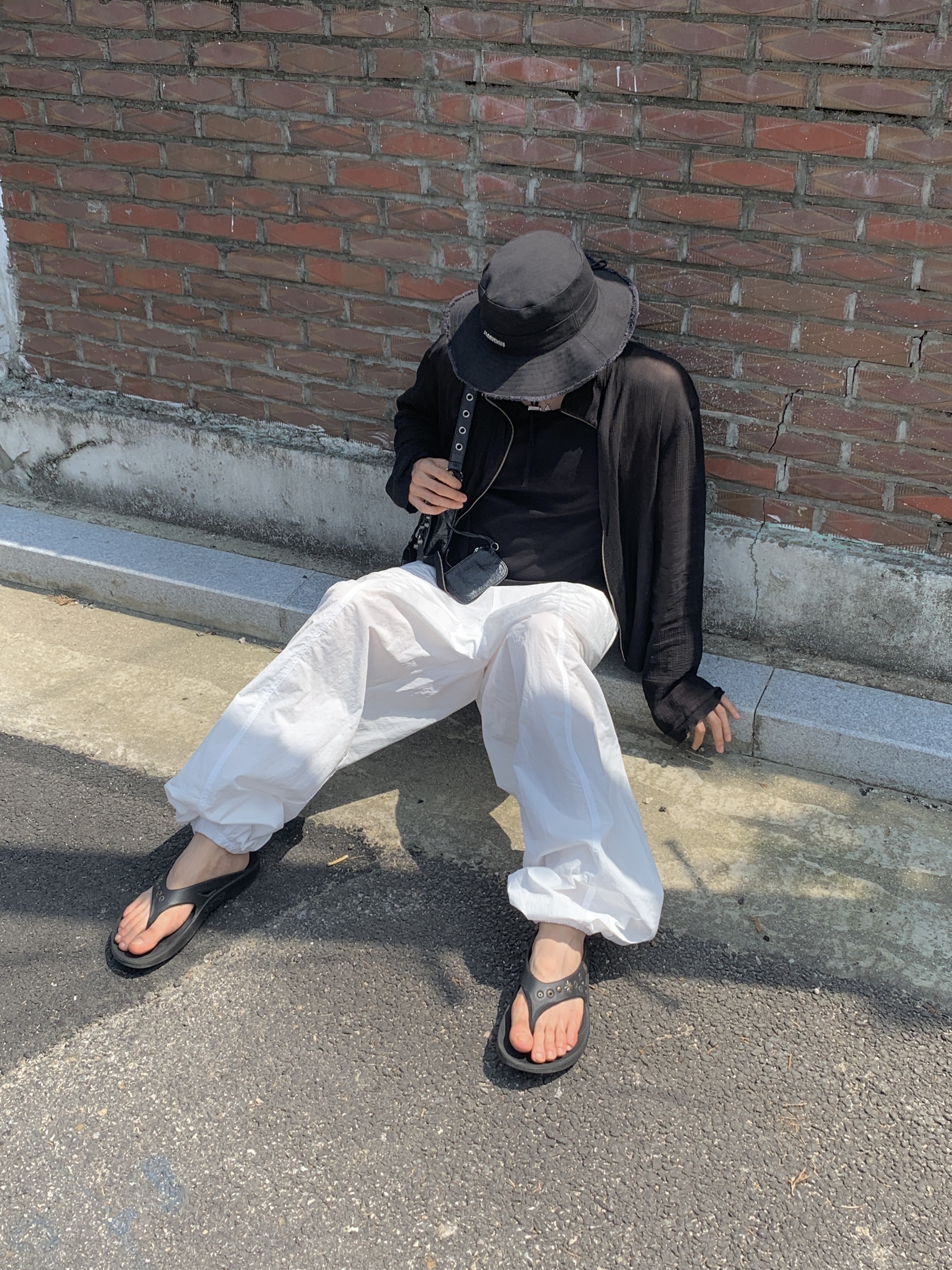 Jacquemus Le Bob Artichaut Bucket Hat Black, Our Legacy Shrunken Full zip Polo Rayon Plait Black 착용 스타일 - 2