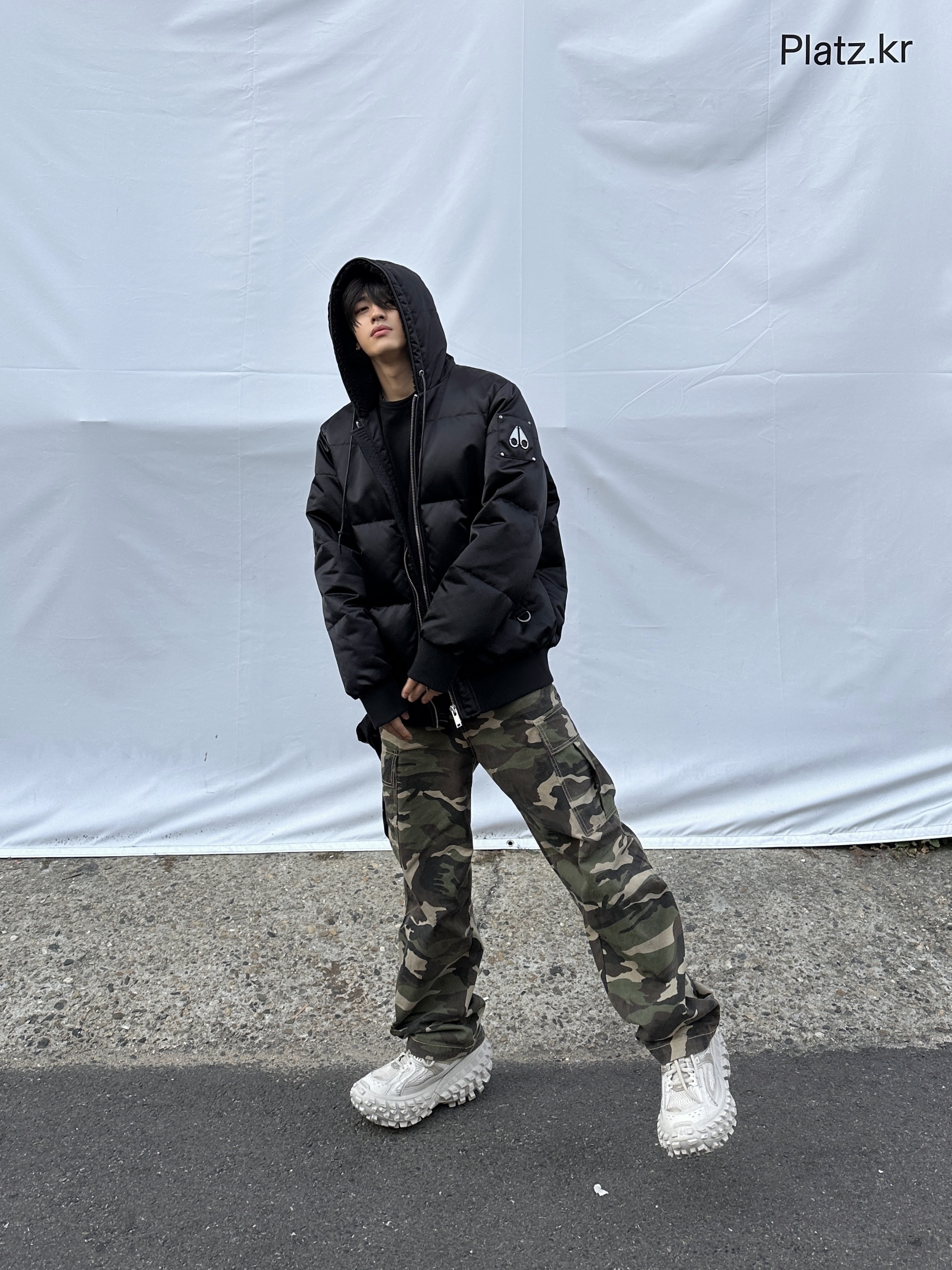 Balenciaga Defender Sneakers Beige 착용 스타일 - 1