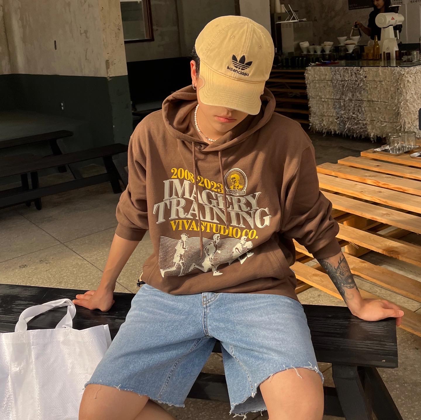 Balenciaga x Adidas Cap Black, Jordan 1 x Travis Scott Retro High OG SP Mocha 착용 스타일 - 4
