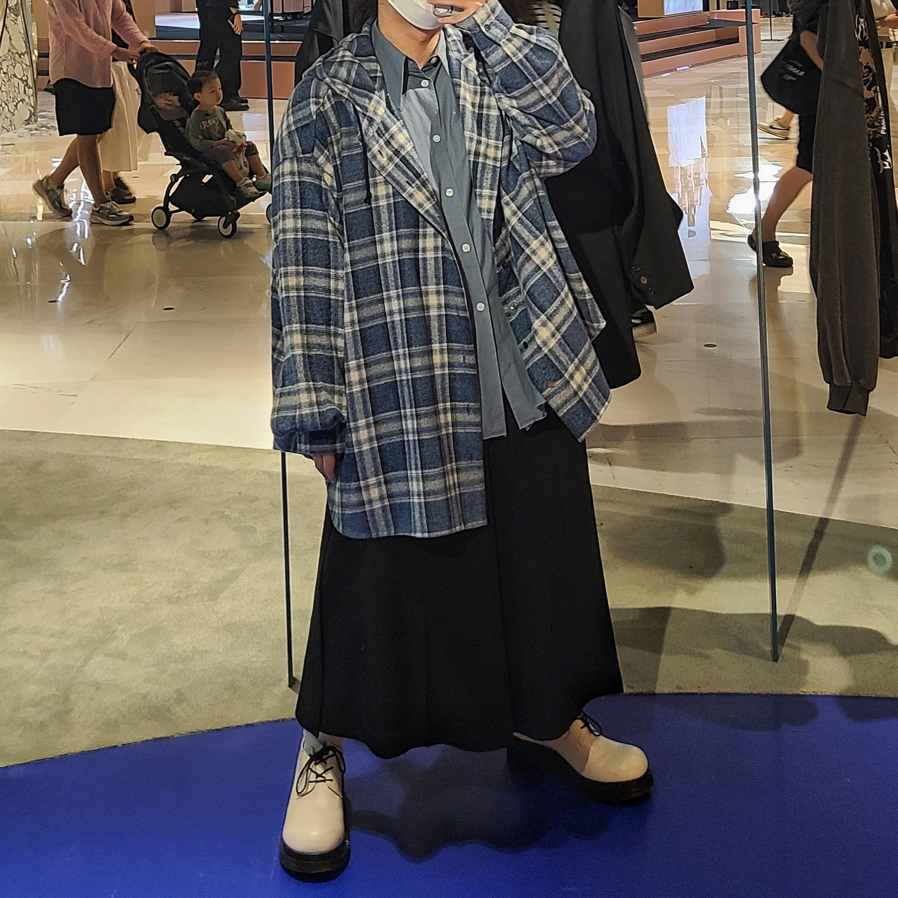 Ourpas 077 Check Hoodie Pale Blue 착용 스타일