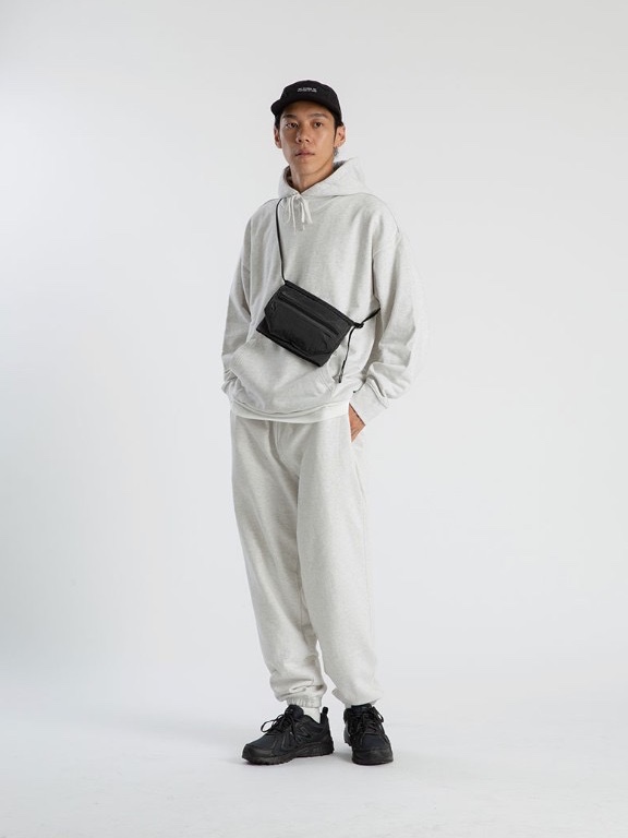 Found Pocket Feather Sacoche Bag Charcoal 착용 스타일 - 1