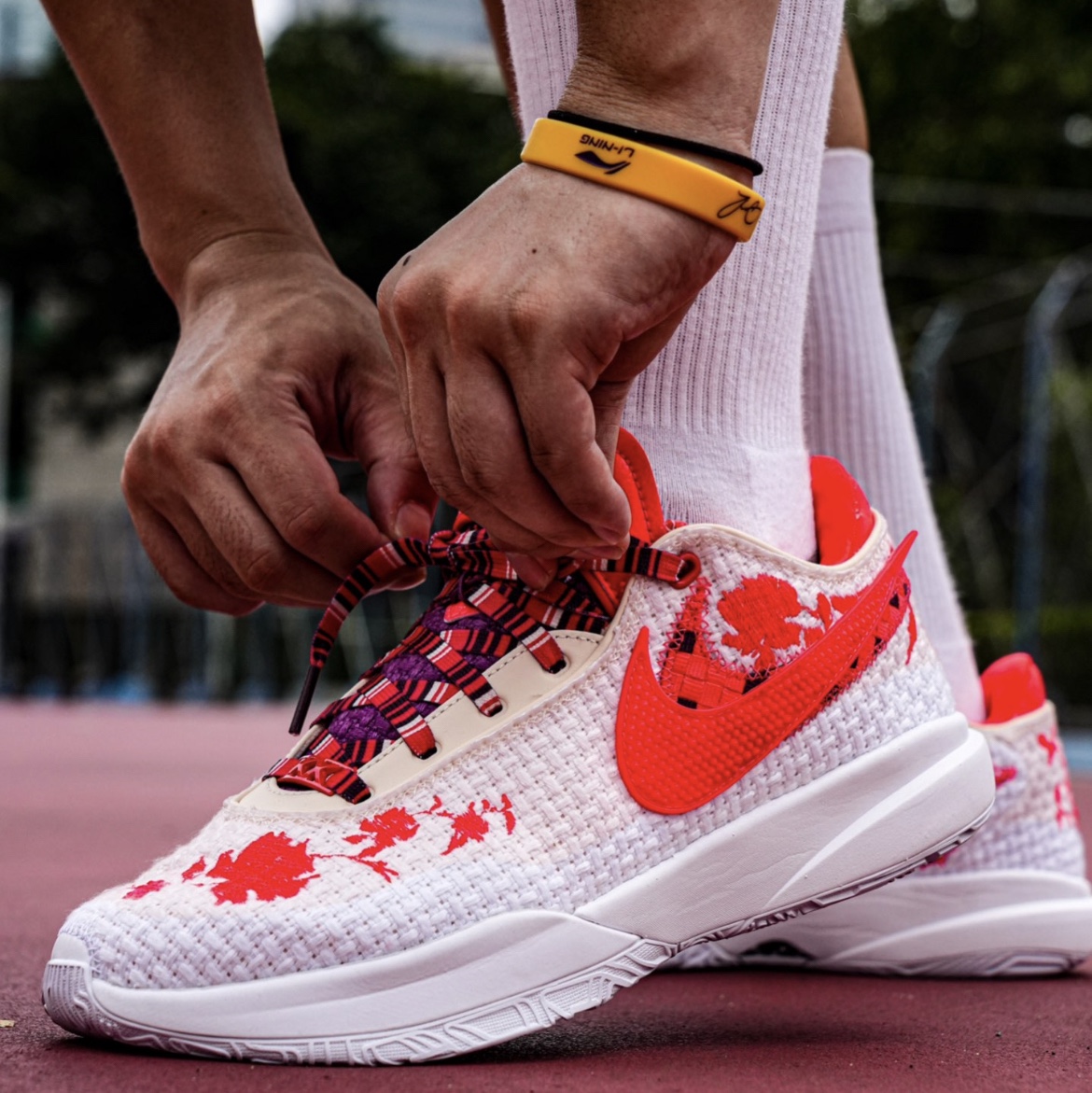 Nike LeBron XX PRM EP Guava Ice Bordeaux 착용 스타일