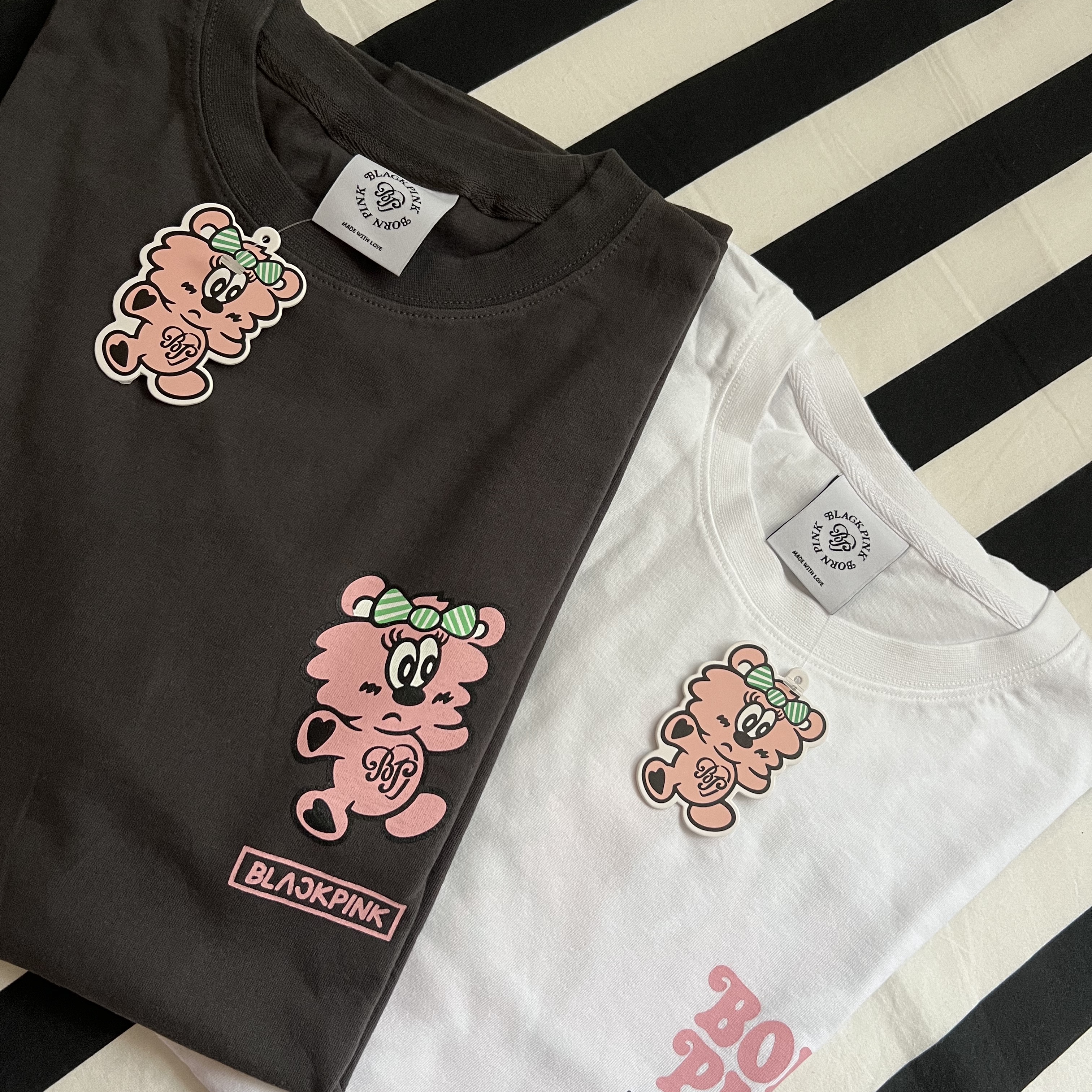 Verdy x Blackpink Vick T-Shirt White 착용 스타일 - 3