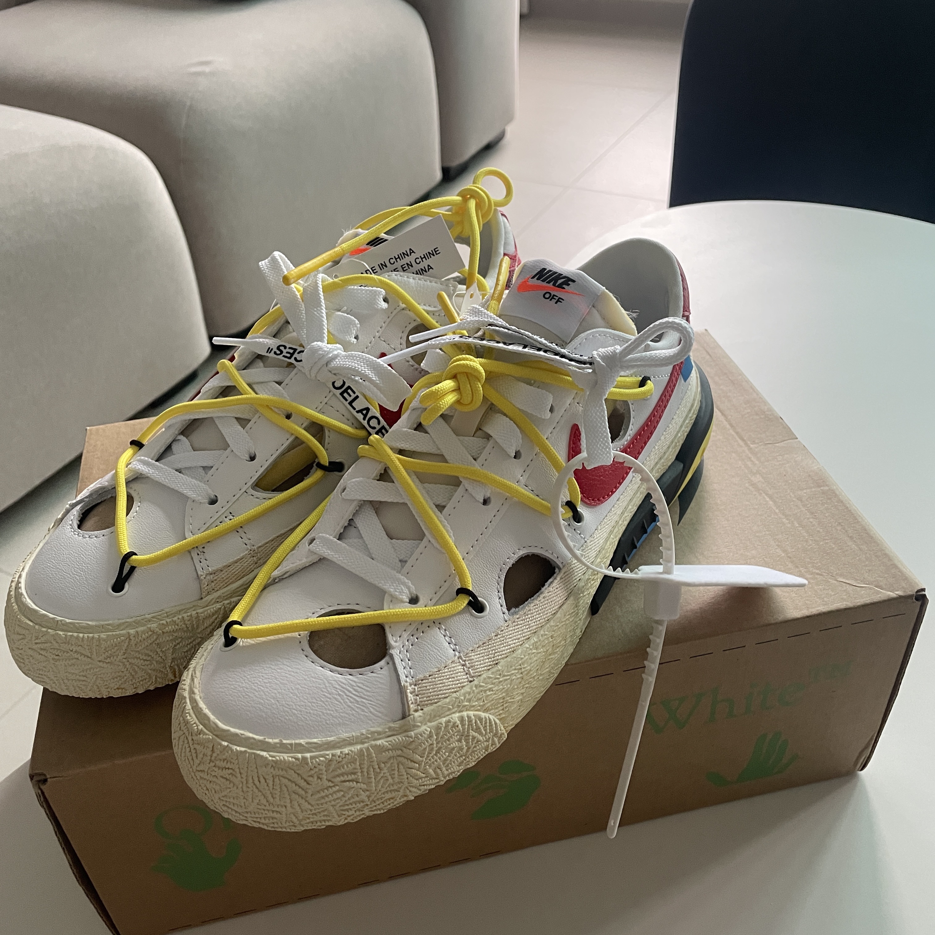 Nike x Off-White Blazer Low '77 White and University Red 착용 스타일