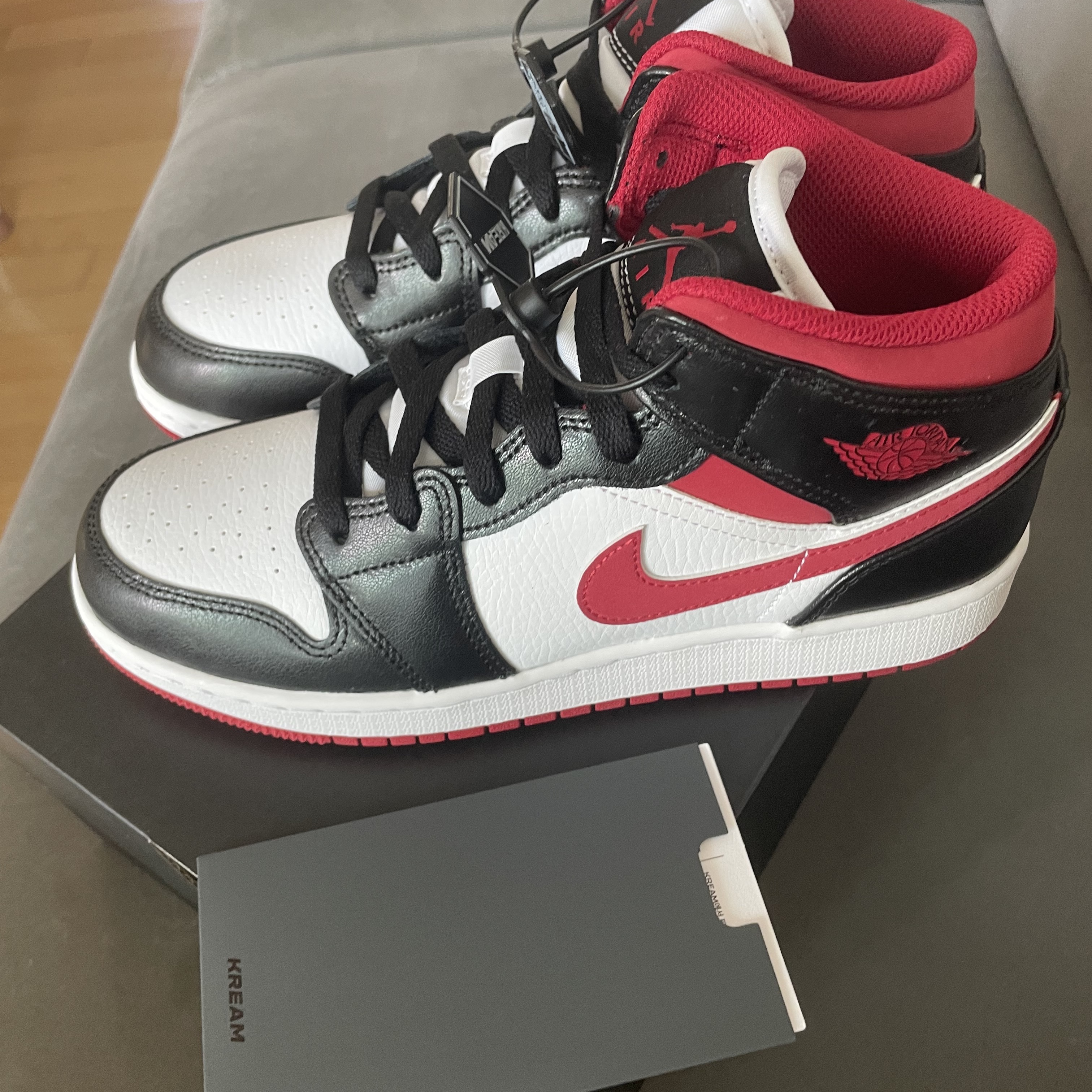 (GS) Jordan 1 Mid Gym Red Black White 착용 스타일