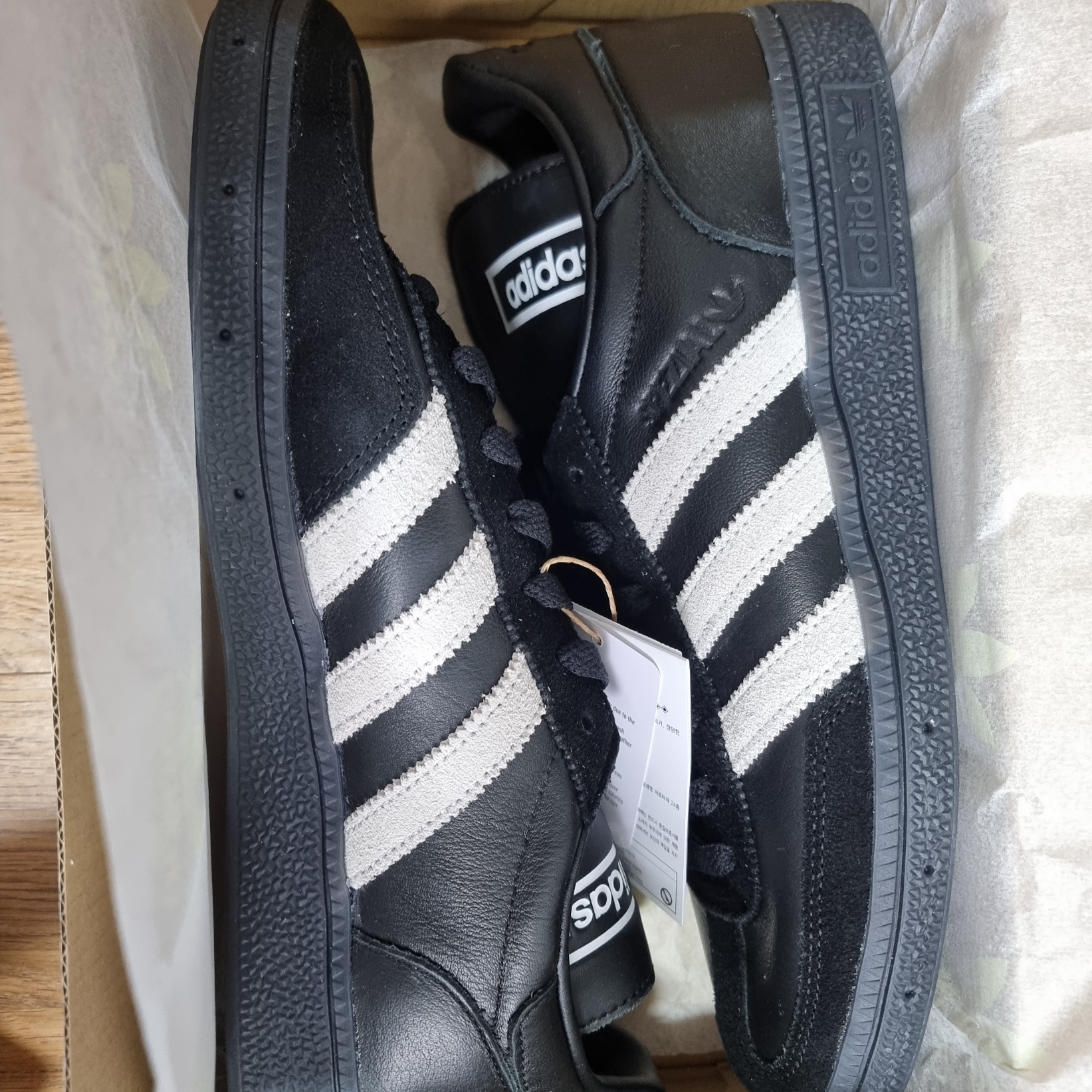 Adidas Spezial Handball Core Black Cloud White 착용 스타일 - 1