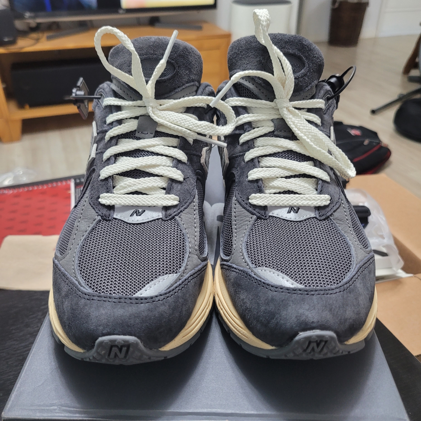 New Balance 2002R Special Vintage Black Grey 착용 스타일 - 2
