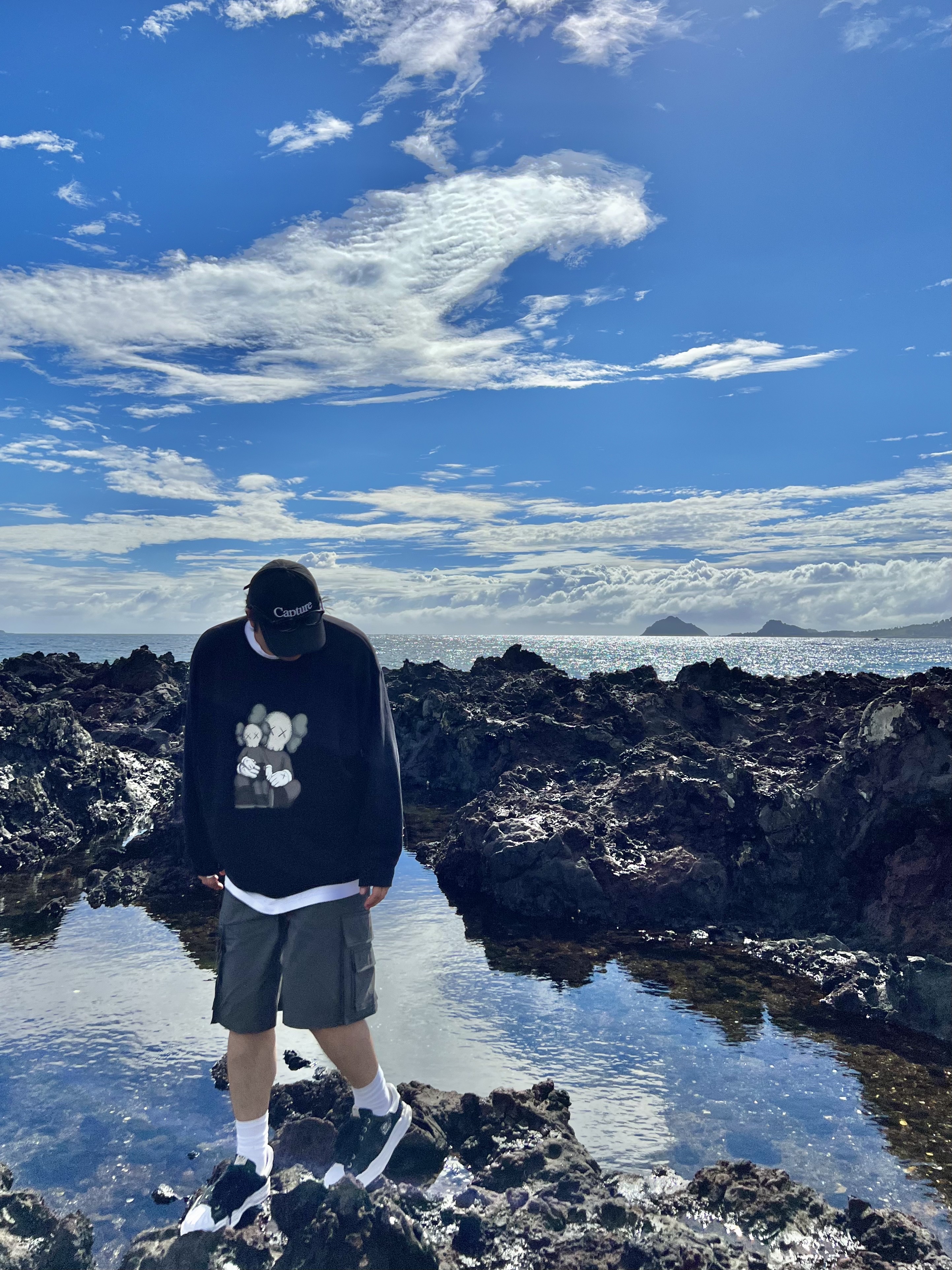 Maison Mihara Yasuhiro Blakey OG Sole Broken Suede Low-top Sneakers Black, Uniqlo UT x Kaws Long Sleeve Sweatshirt Black 착용 스타일