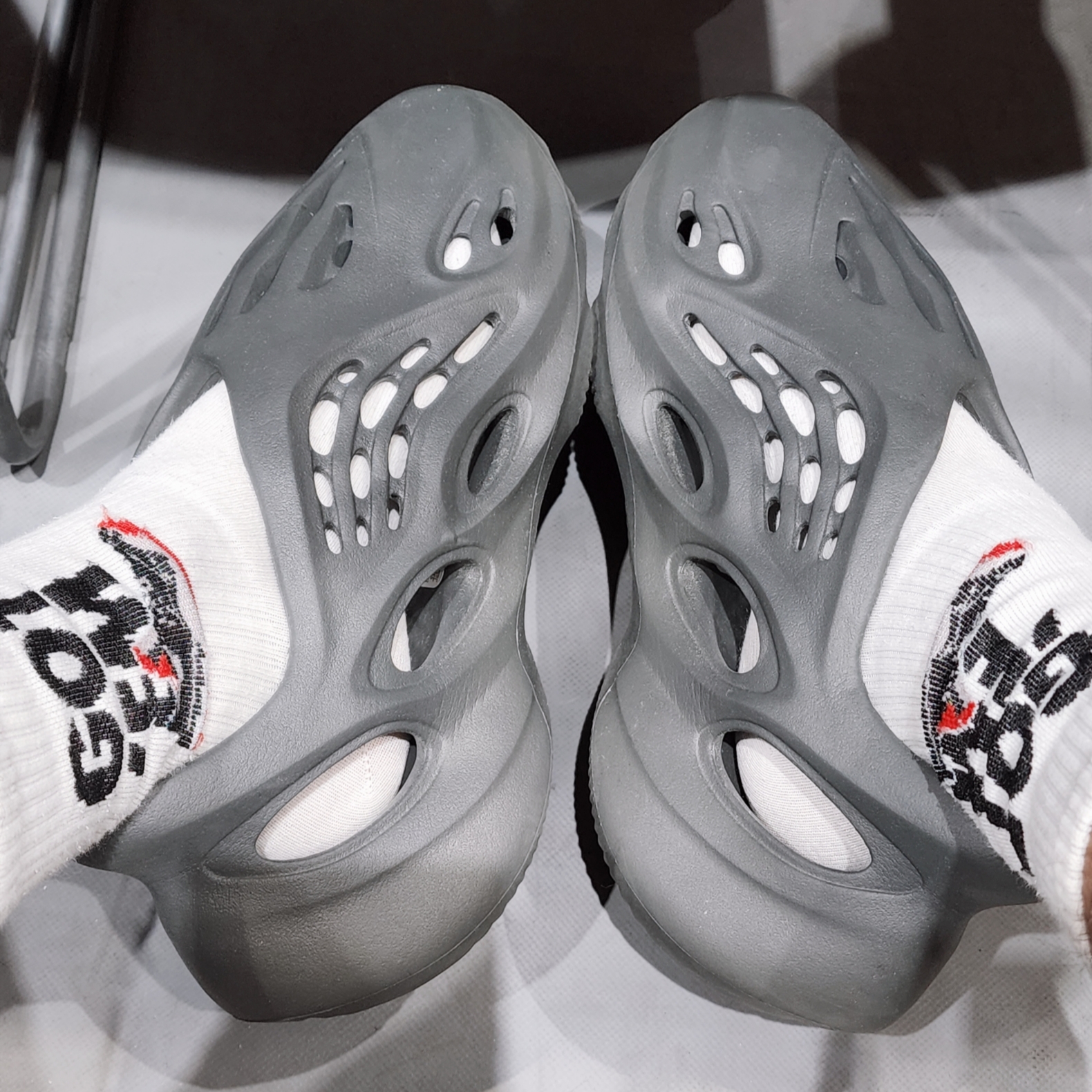 Adidas Yeezy Foam RNNR Carbon 착용 스타일 - 1