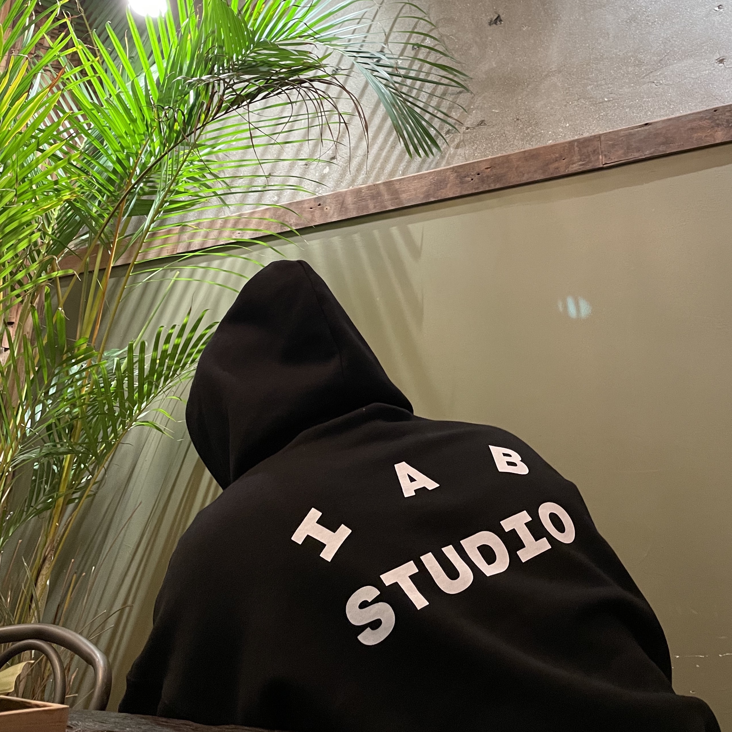 IAB Studio Hoodie Black White 착용 스타일 - 1