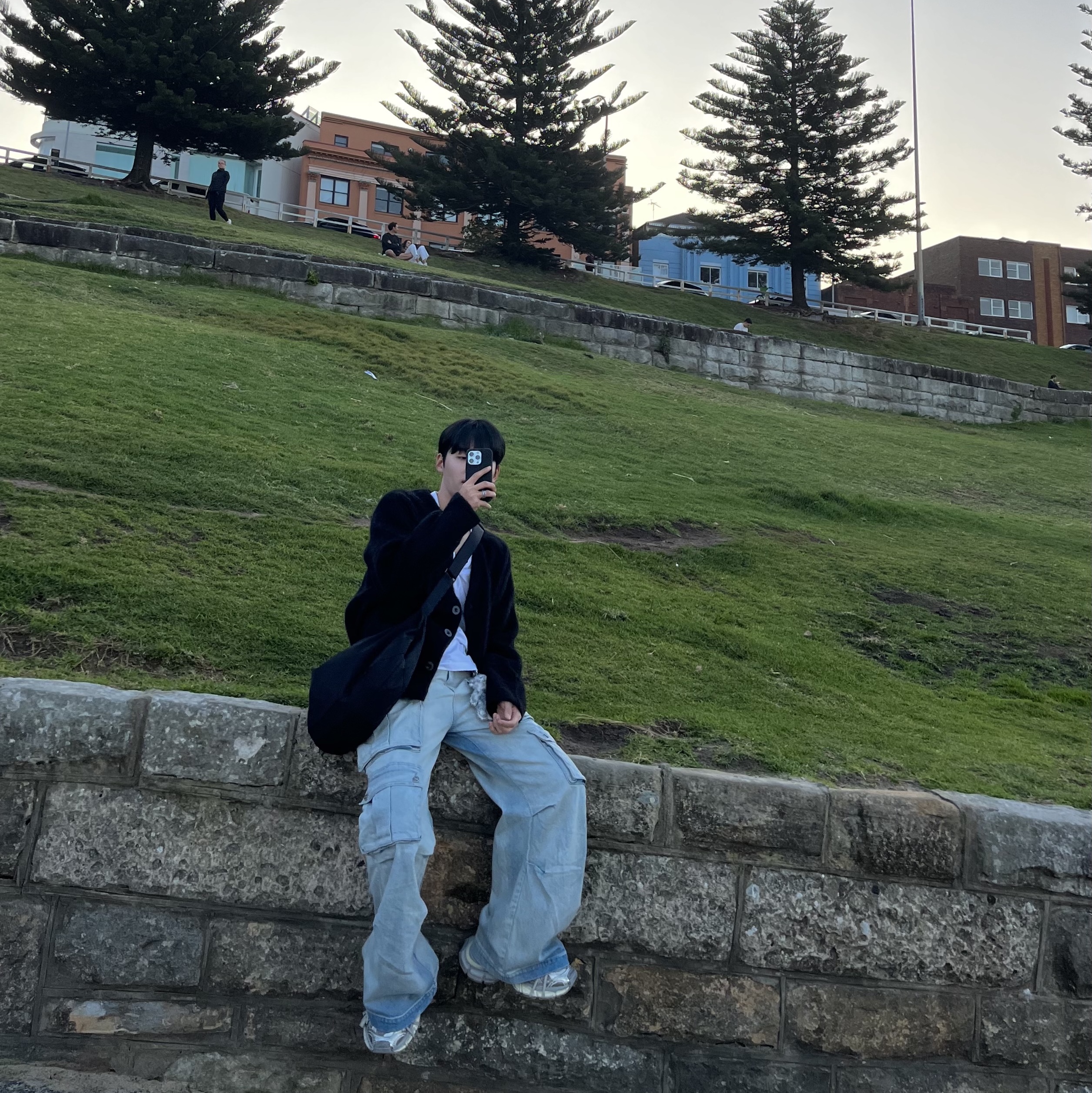 (W) Zara ZW Mid-Rise Baggy Cargo Jeans Light Blue, (W) Balenciaga 3XL Sneakers Light Beige 착용 스타일 - 2