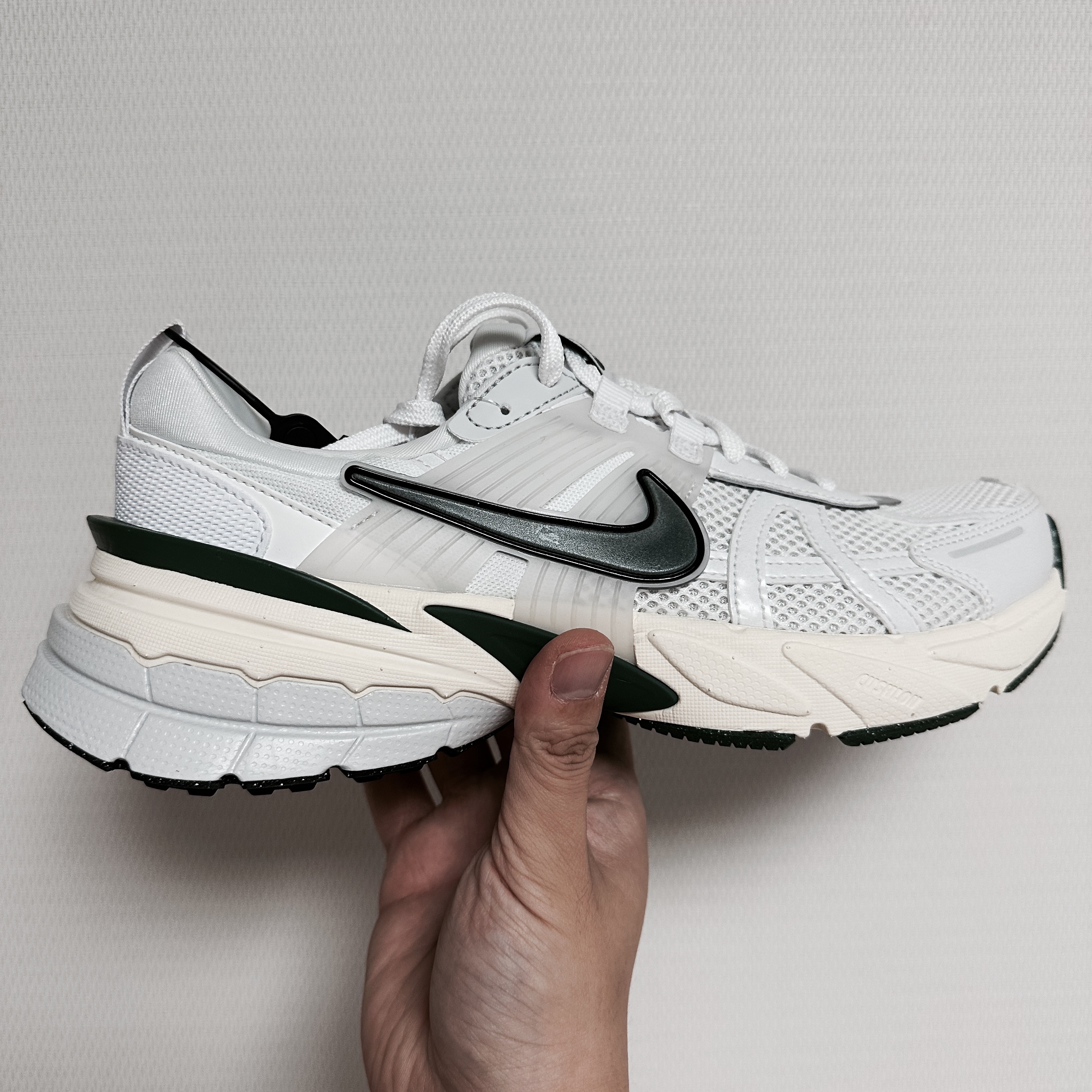 Nike V2K Run White Fir 착용 스타일