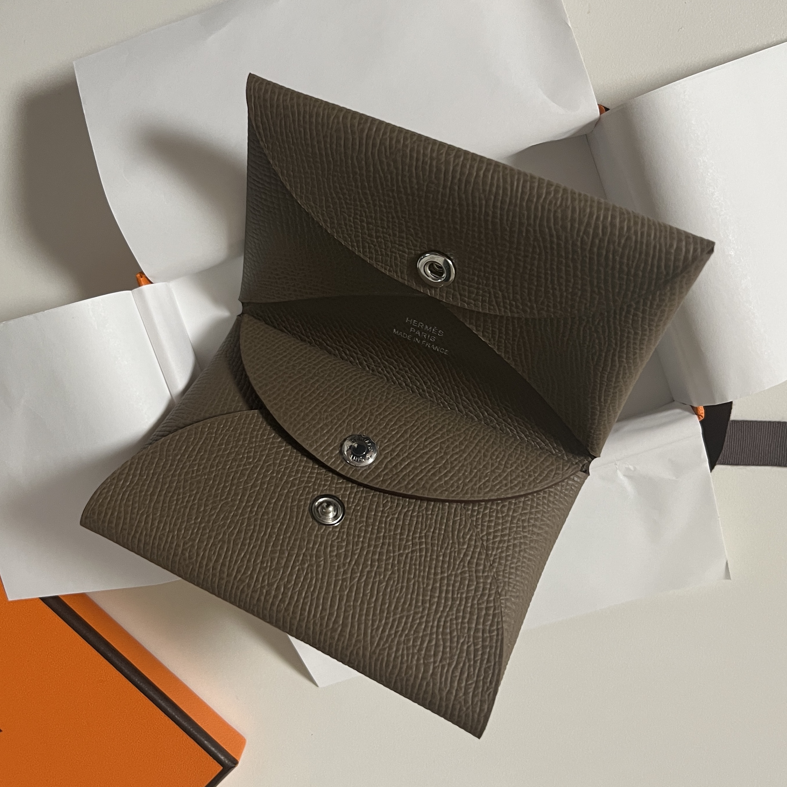 Hermes Calvi Duo Card Holder Epsom & Palladium Etoupe 착용 스타일