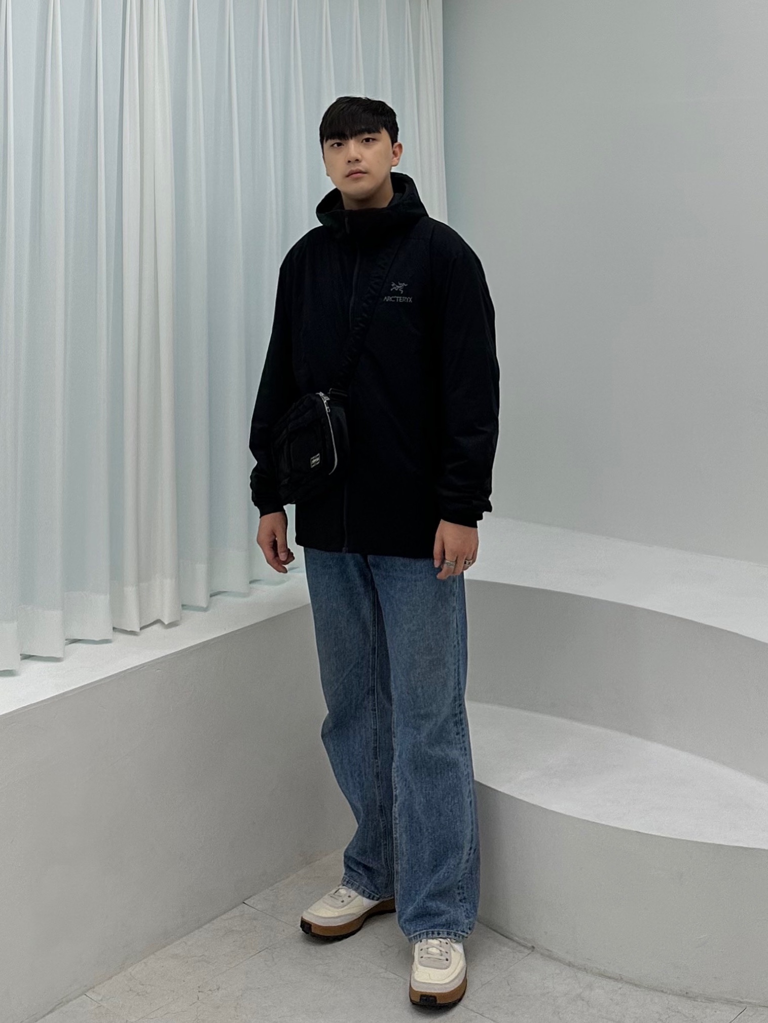 Arc'teryx Atom LT Hoody Black, Porter Tanker Shoulder Bag S Black 착용 스타일