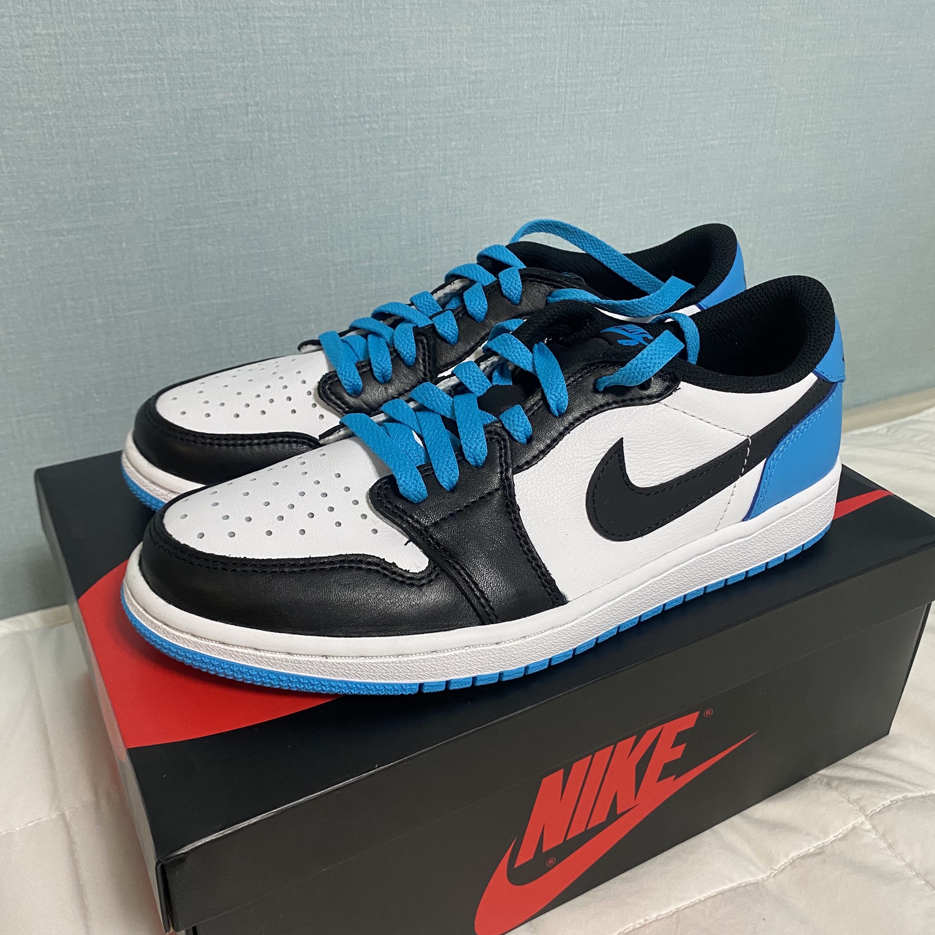Jordan 1 Retro Low OG Black and Dark Powder Blue 착용 스타일 - 2