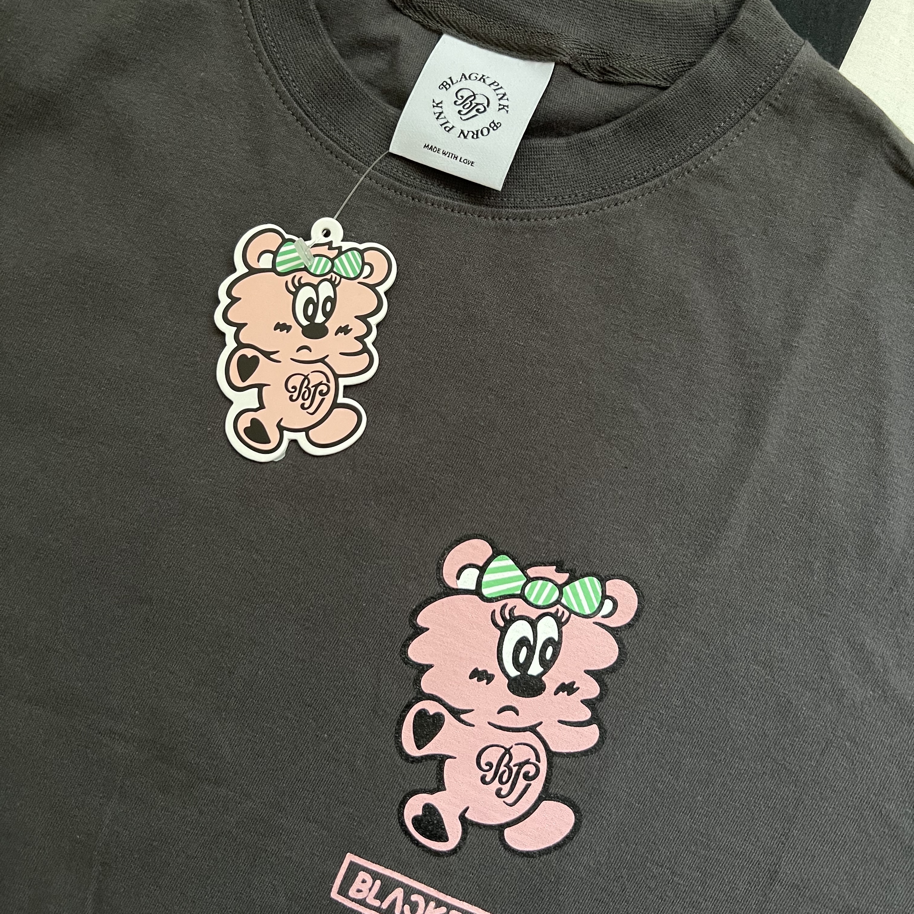Verdy x Blackpink Plush T-Shirt Black 착용 스타일 - 2