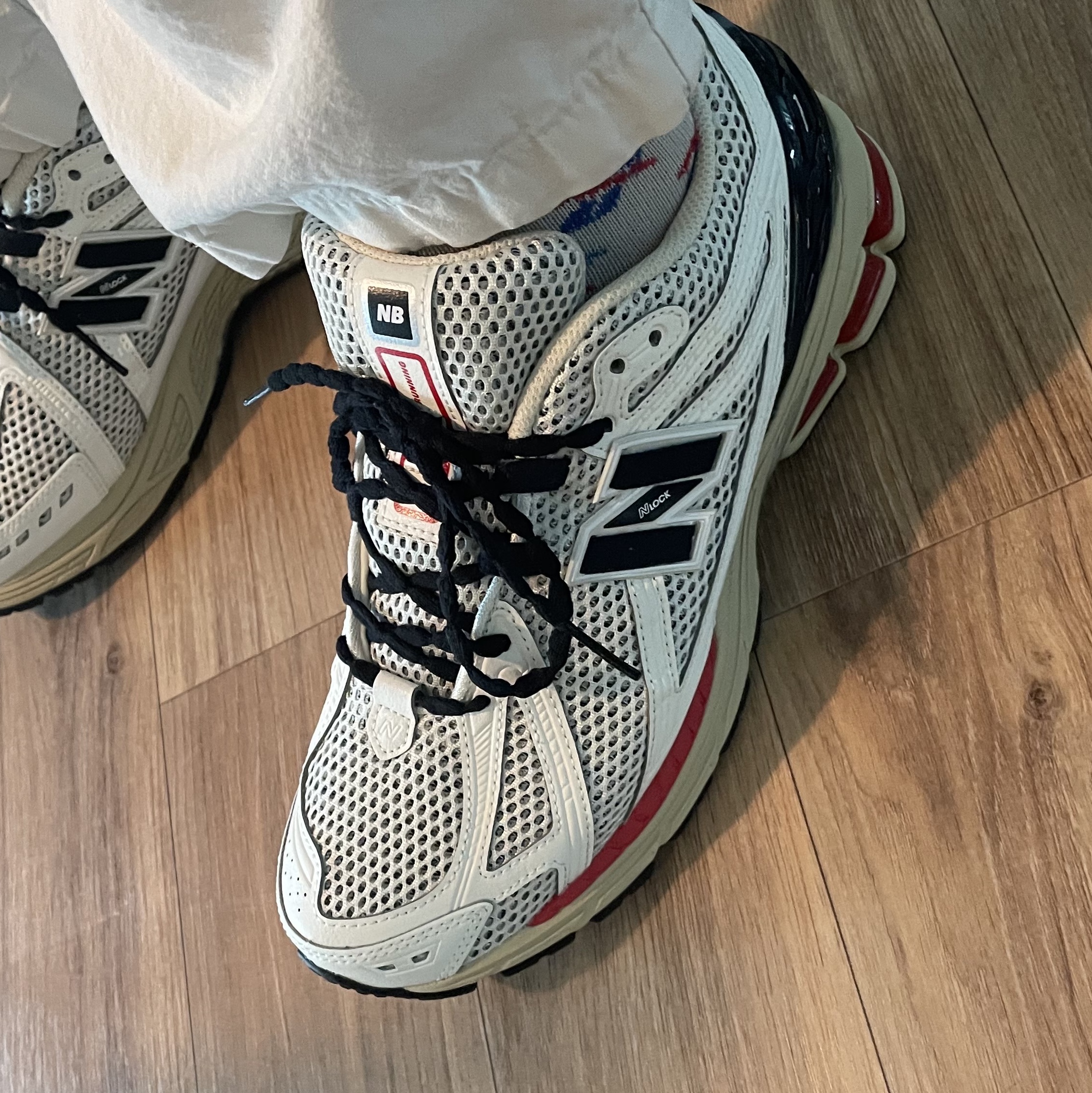 New Balance 1906R Black Red 착용 스타일 - 3