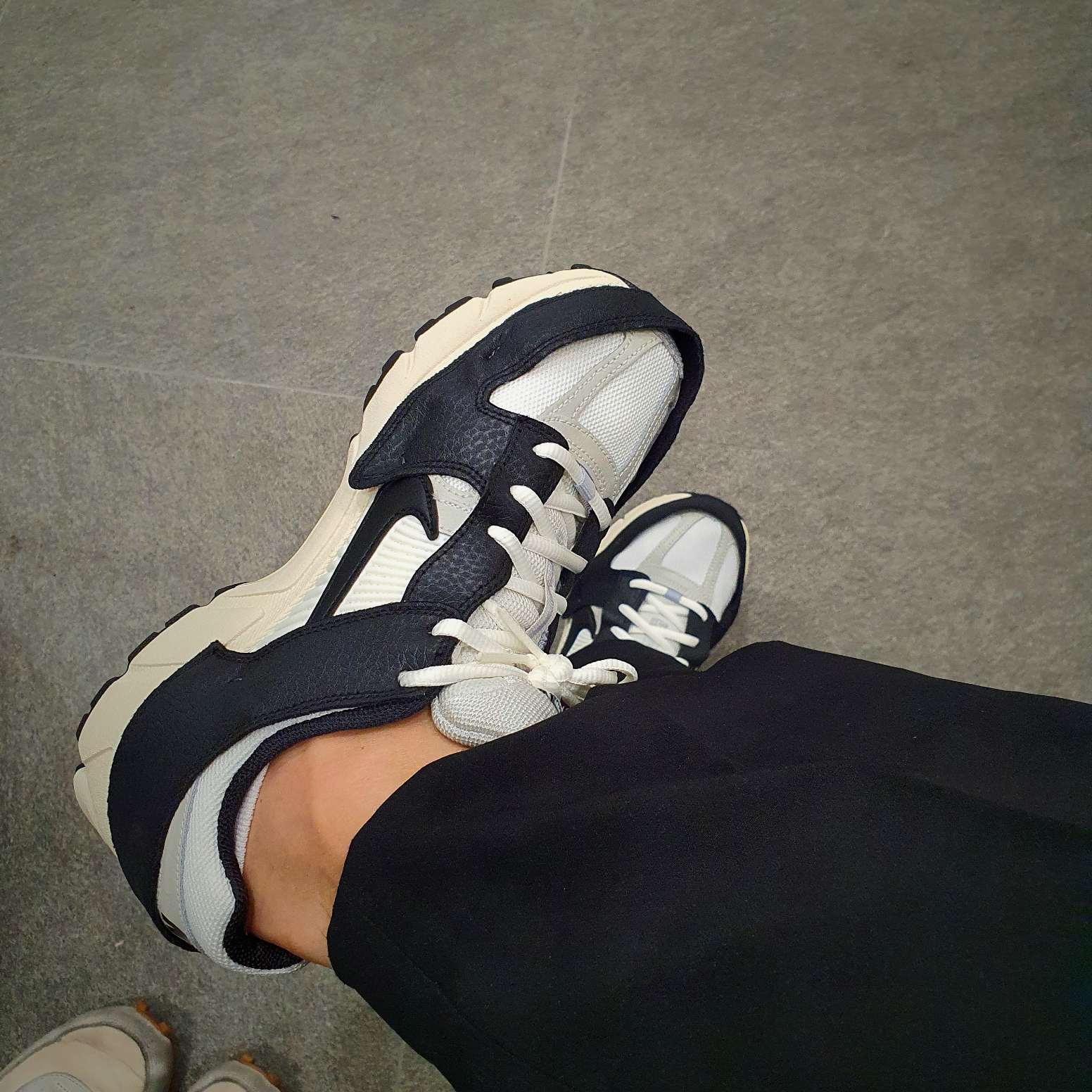 (W) Nike Zoom Vomero 5 Wolf Grey and Black 착용 스타일
