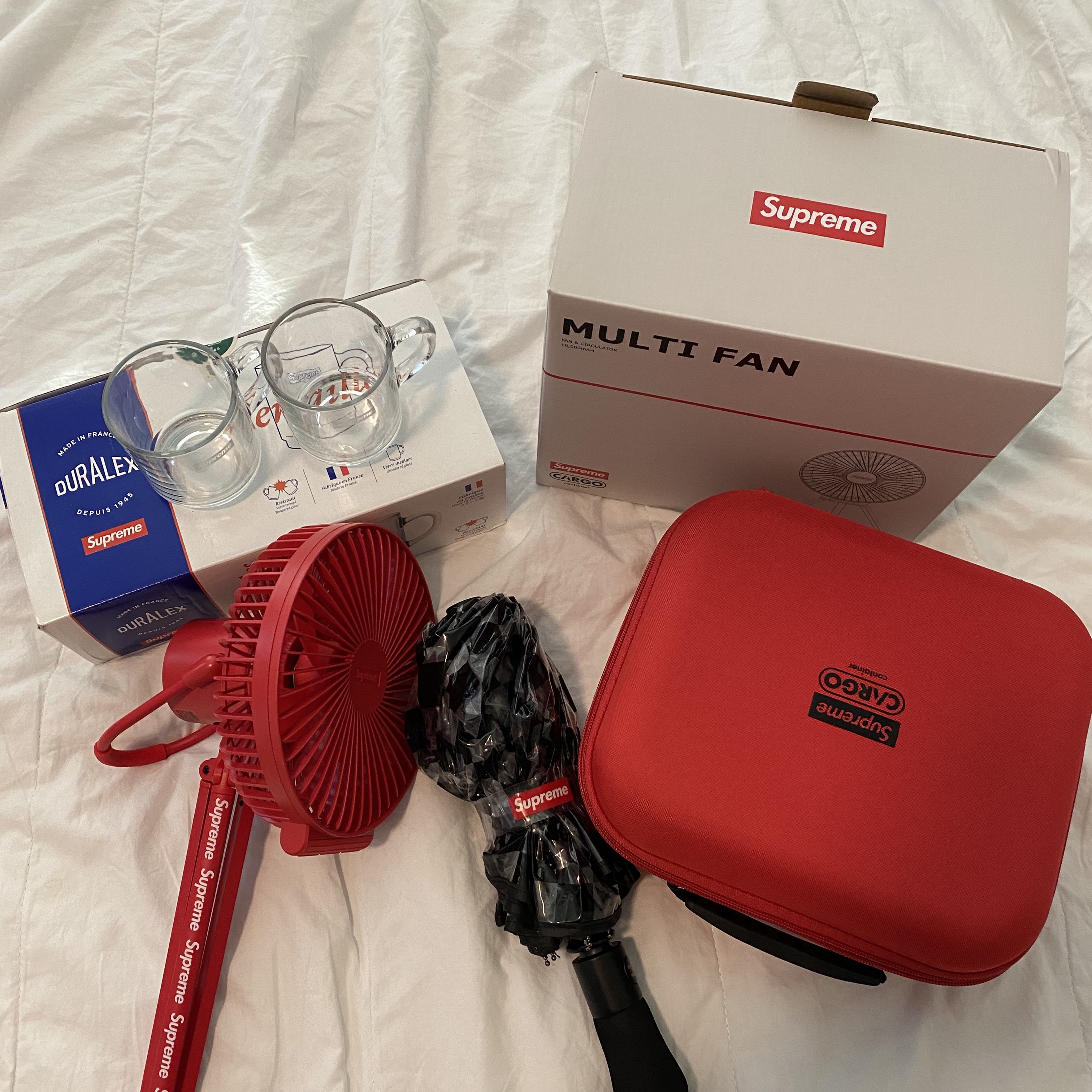 Supreme x ShedRain Transparent Checkerboard Umbrella - 20SS, Supreme x Cargo Container Electric Fan Red - 23FW 착용 스타일 - 1