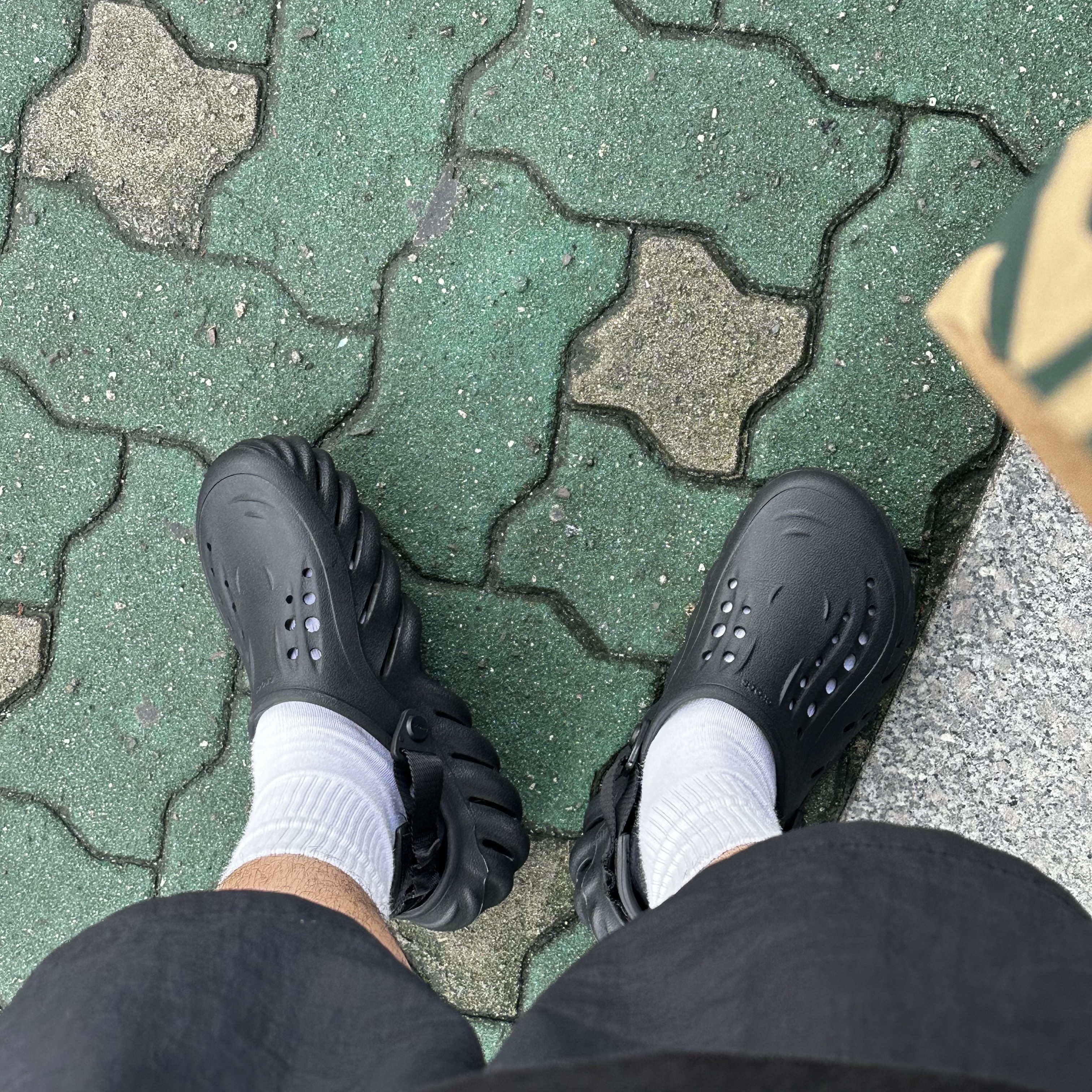 Crocs Echo Clog Black 착용 스타일