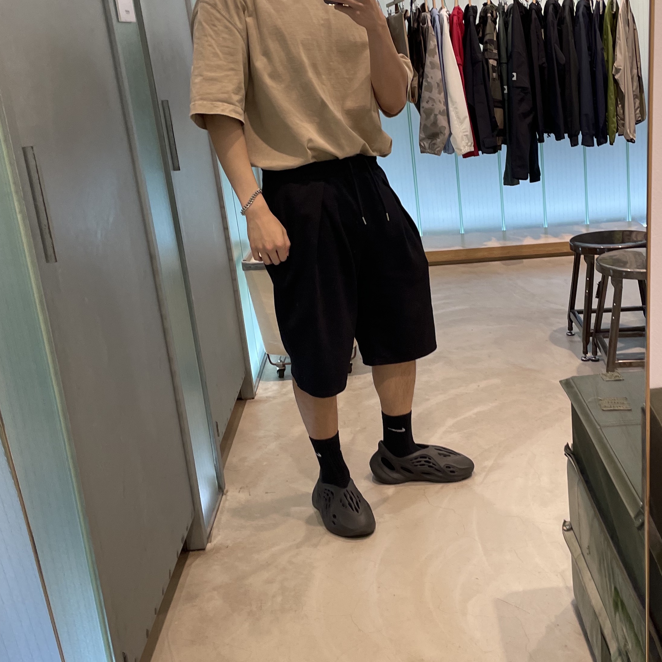 Adidas Yeezy Foam RNNR Onyx 착용 스타일