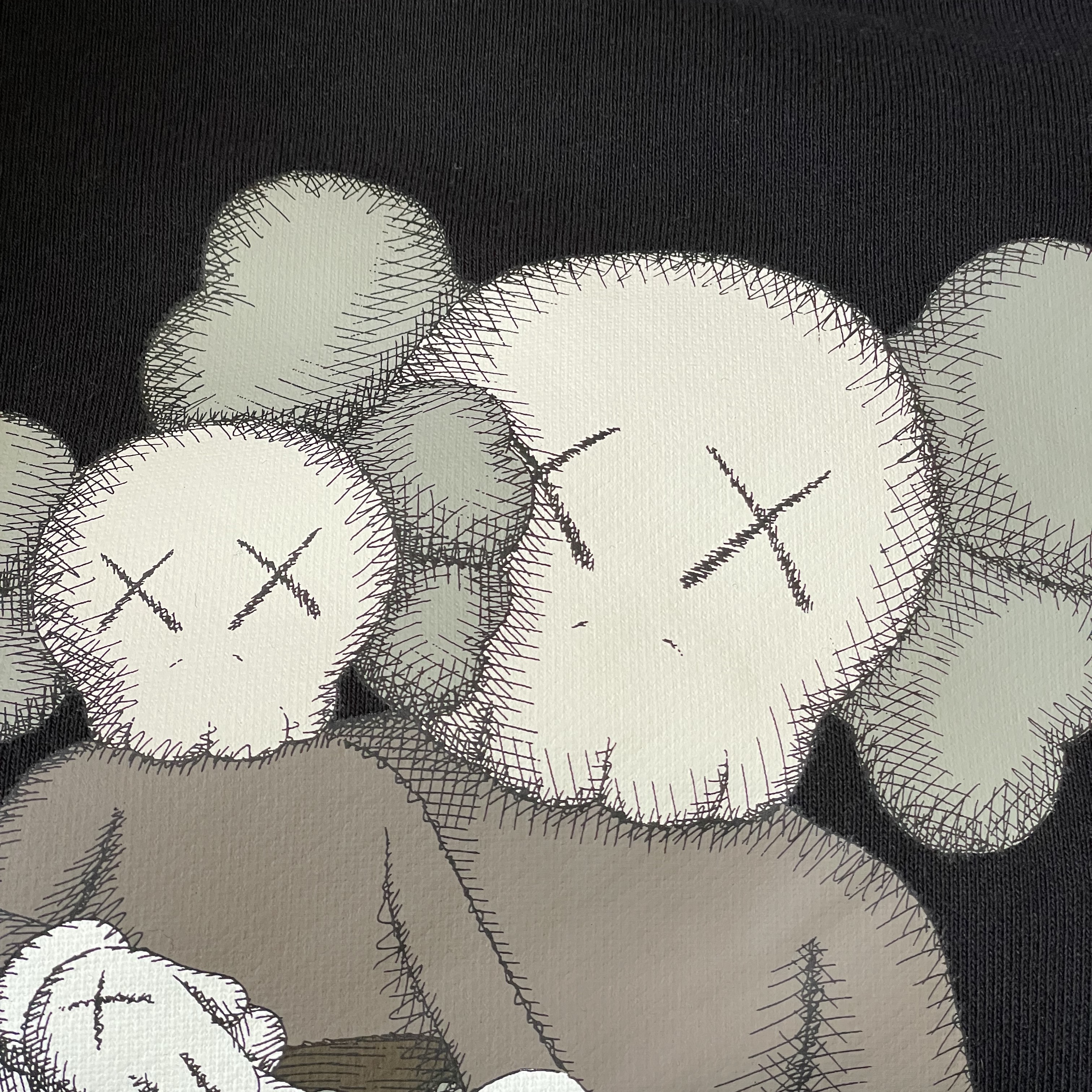 Uniqlo UT x Kaws Short Sleeve Graphic T-Shirt White, Uniqlo UT x Kaws Long Sleeve Sweatshirt Black 착용 스타일 - 2