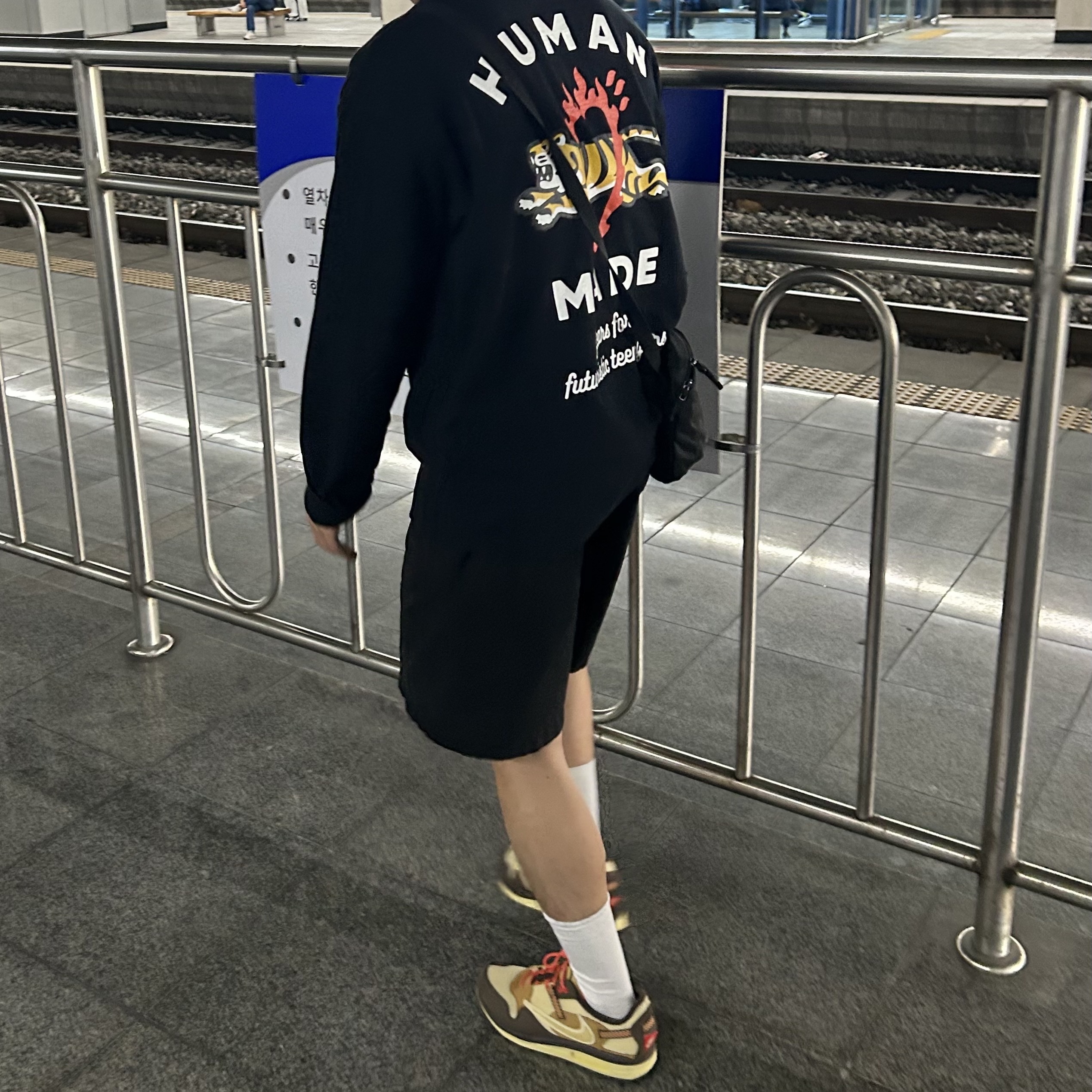 Nike x Travis Scott Air Max 1 Cact.us Brown, Human Made Graphic L/S T-Shirt #3 Black 착용 스타일 - 1