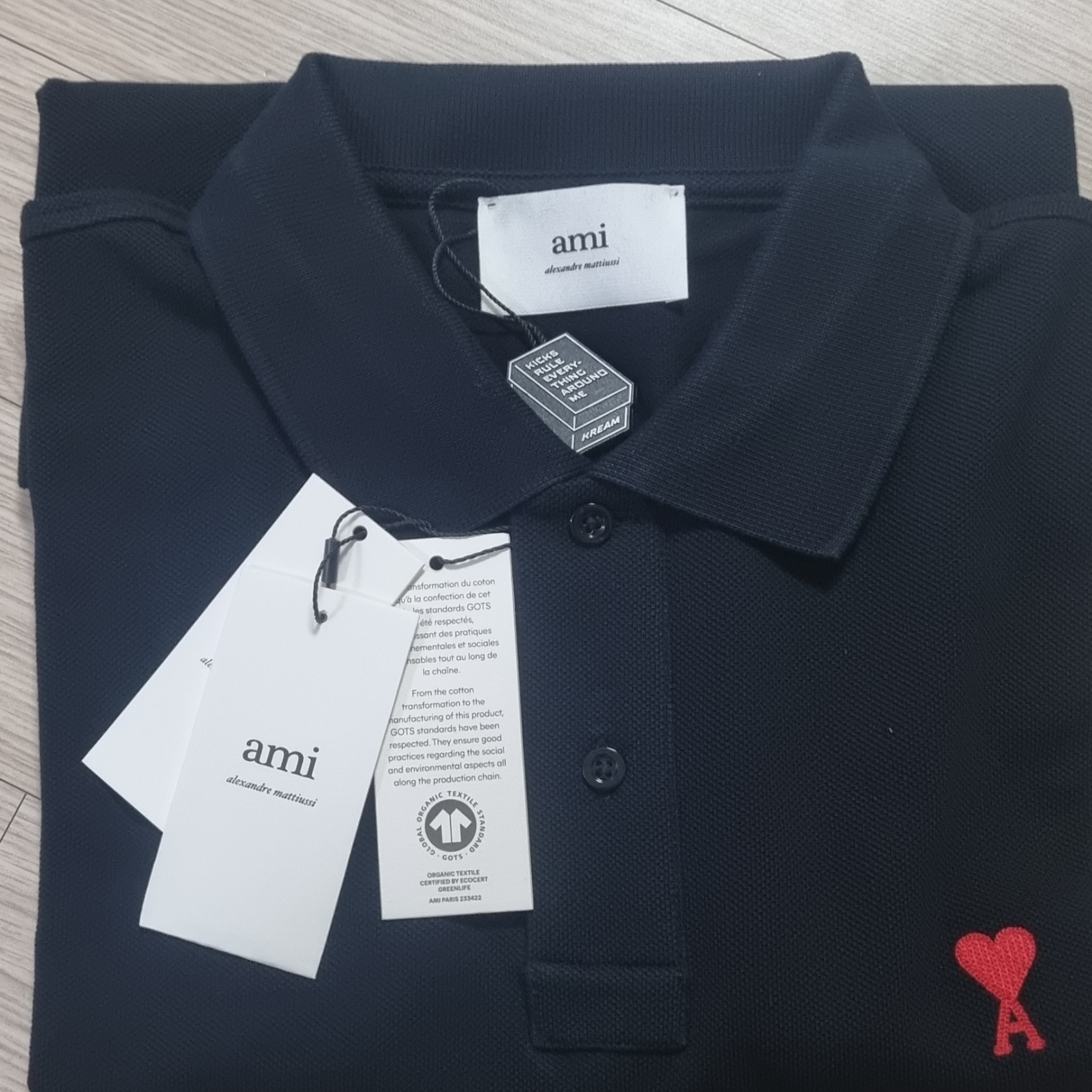 AMI de Coeur Polo Shirt Black 착용 스타일 - 1