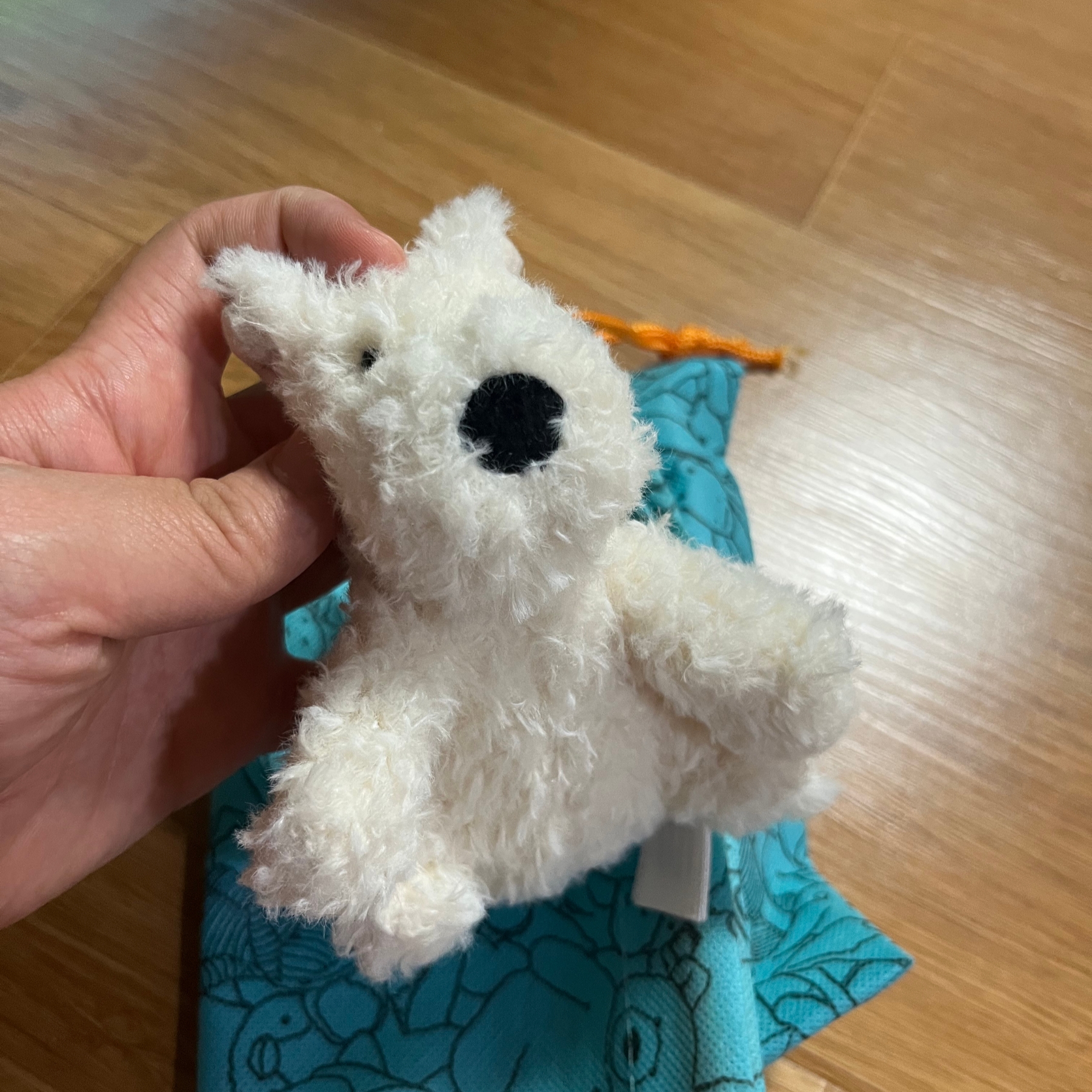 Jellycat Munro Scottie Dog Bag Charm Cream 착용 스타일 - 2