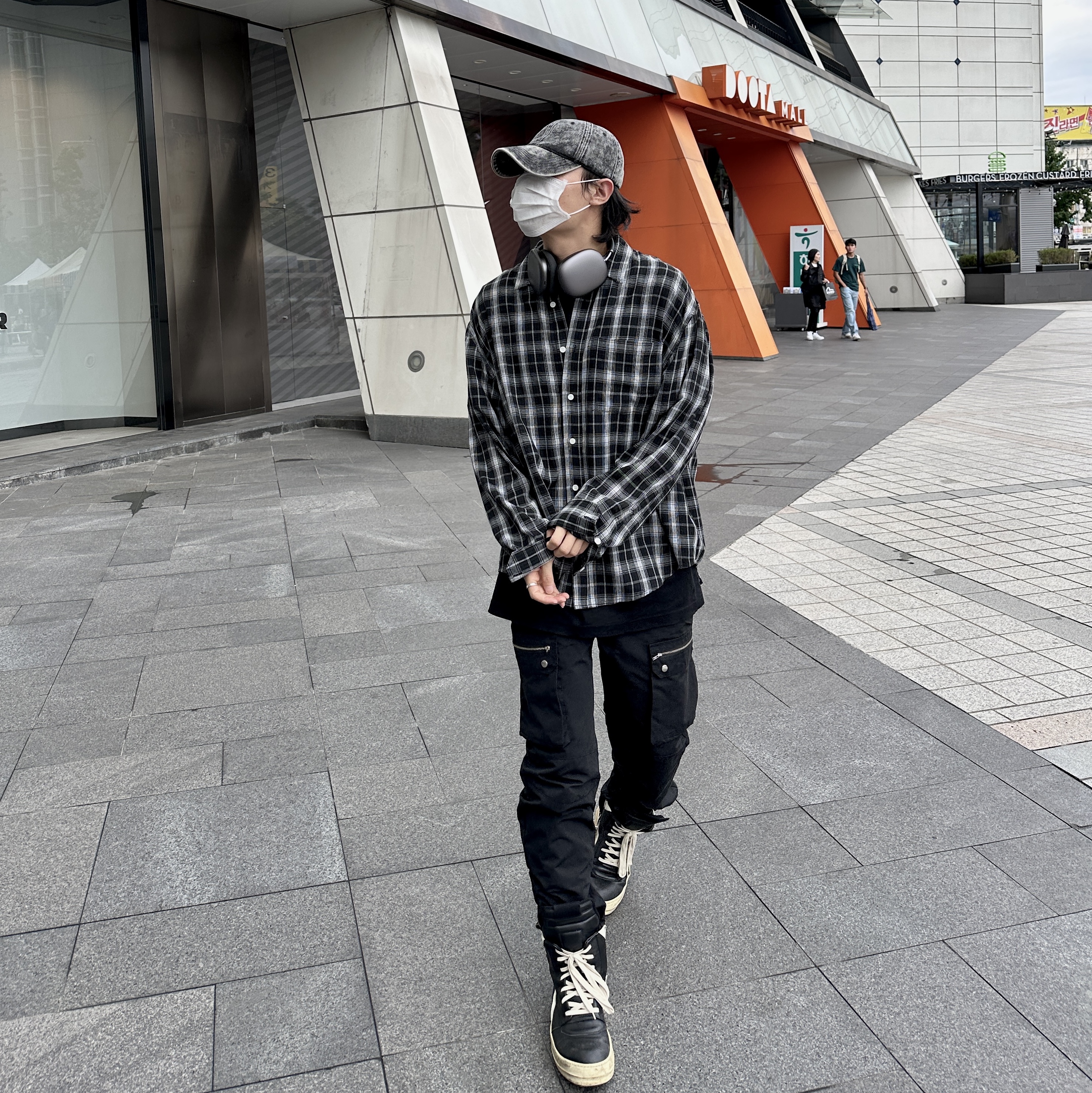 Rick Owens Geobasket Full Grain Calf Leather Strobe Sneakers Black Milk White, Apple AirPods Max Lightning Space Gray (Korean Ver.) 착용 스타일