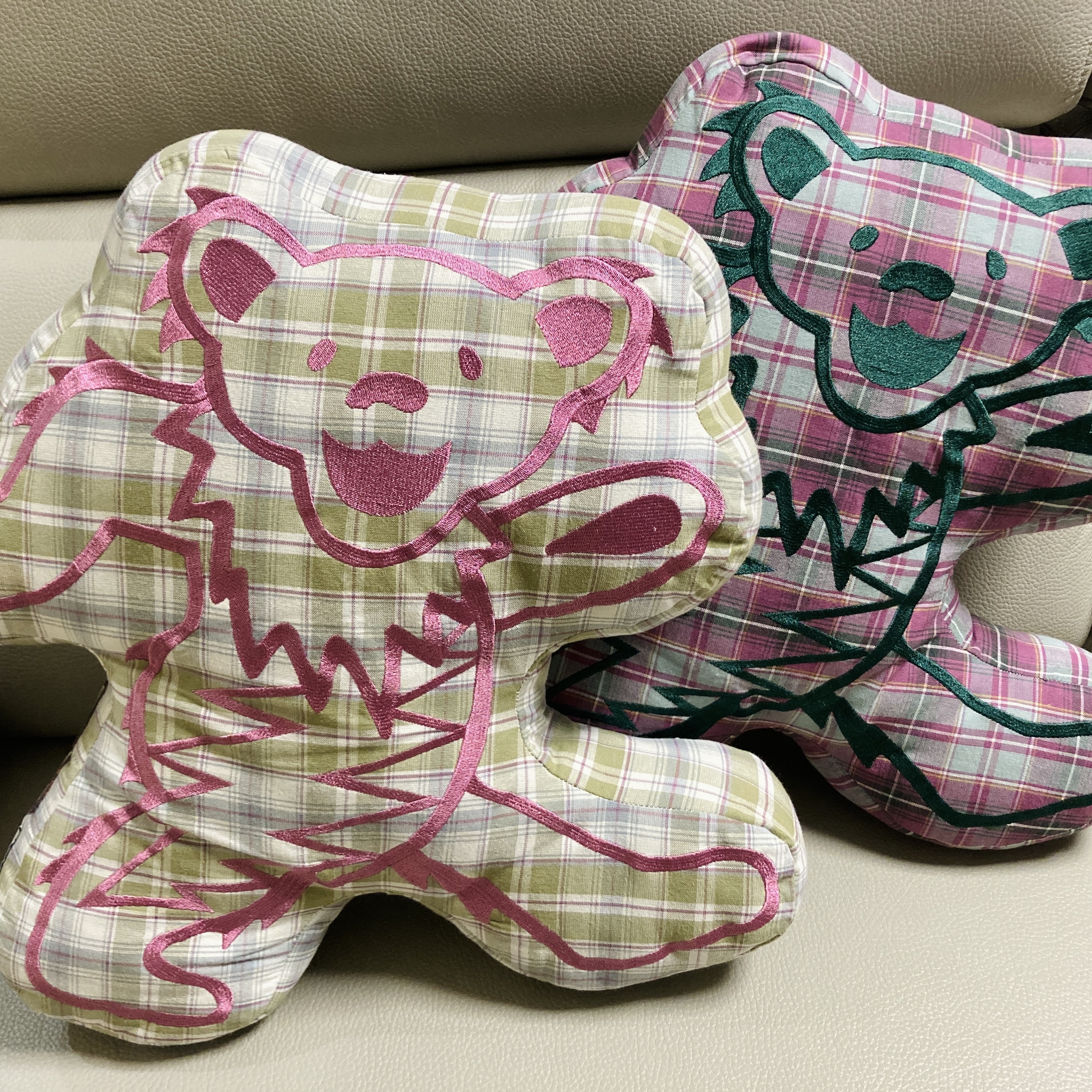 디스이즈네버댓 x 그레이트풀 데드 라이트닝 베어 플레이드 쿠션