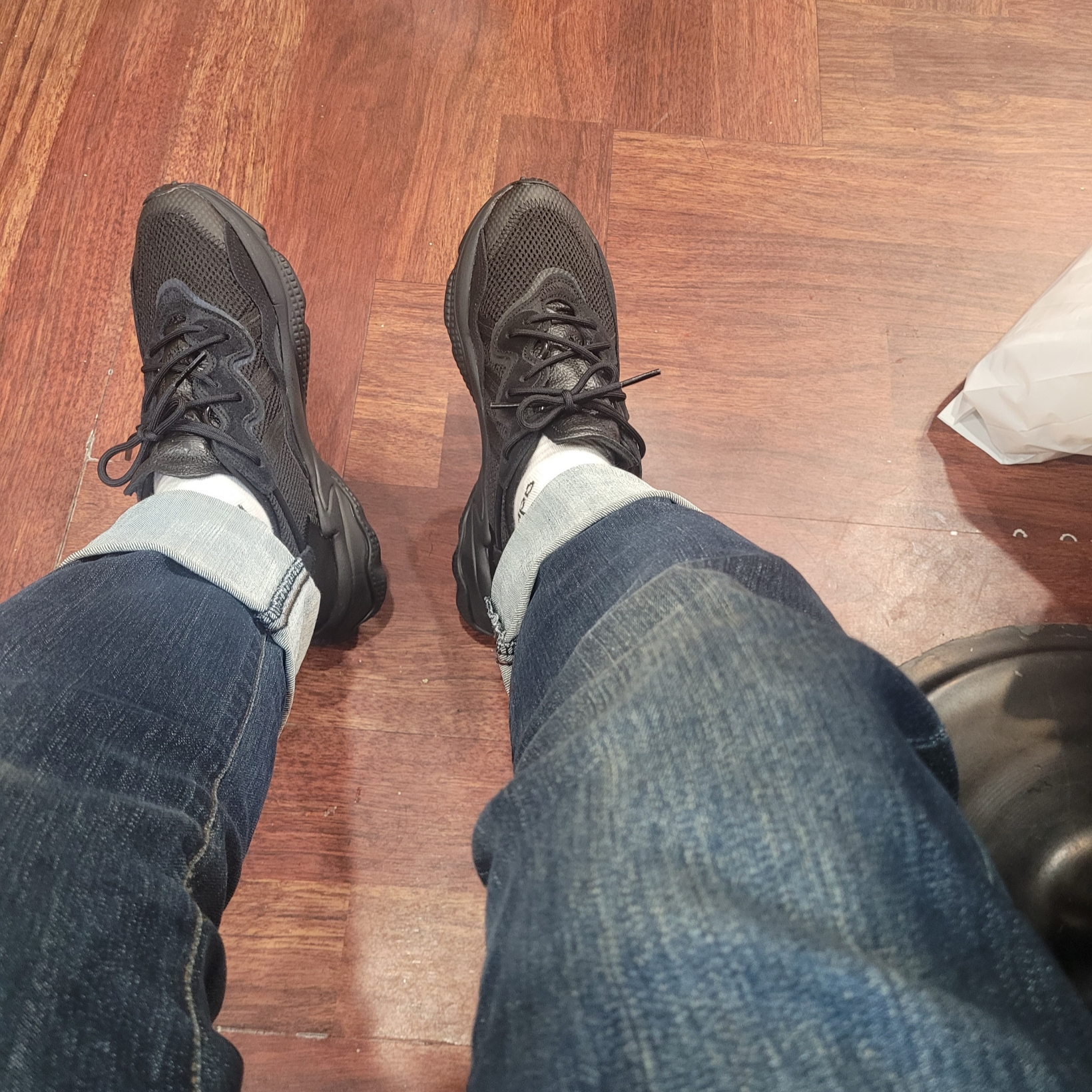 Adidas Ozweego Core Black 착용 스타일 - 1