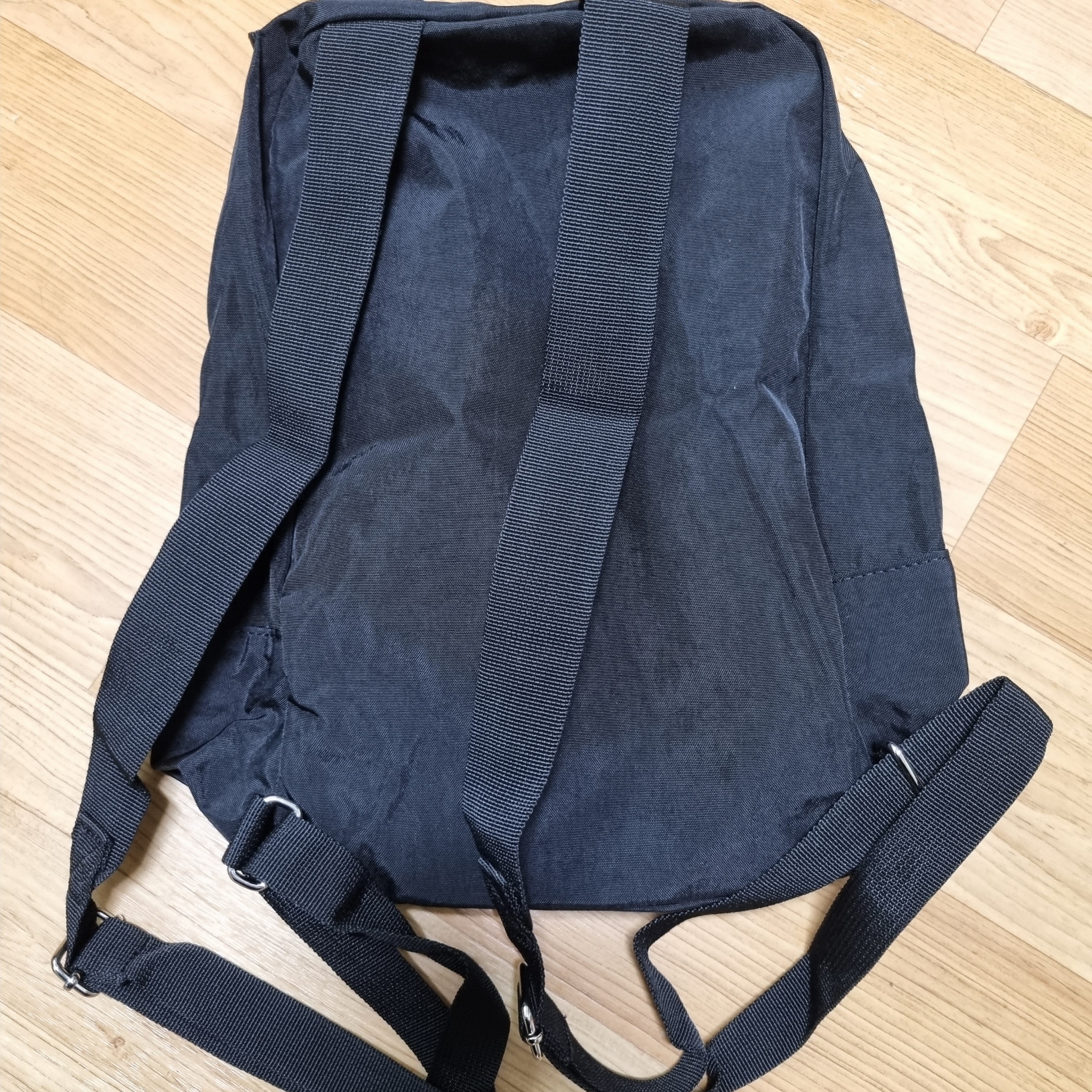 Emis New Logo Mini Backpack Black 착용 스타일 - 3