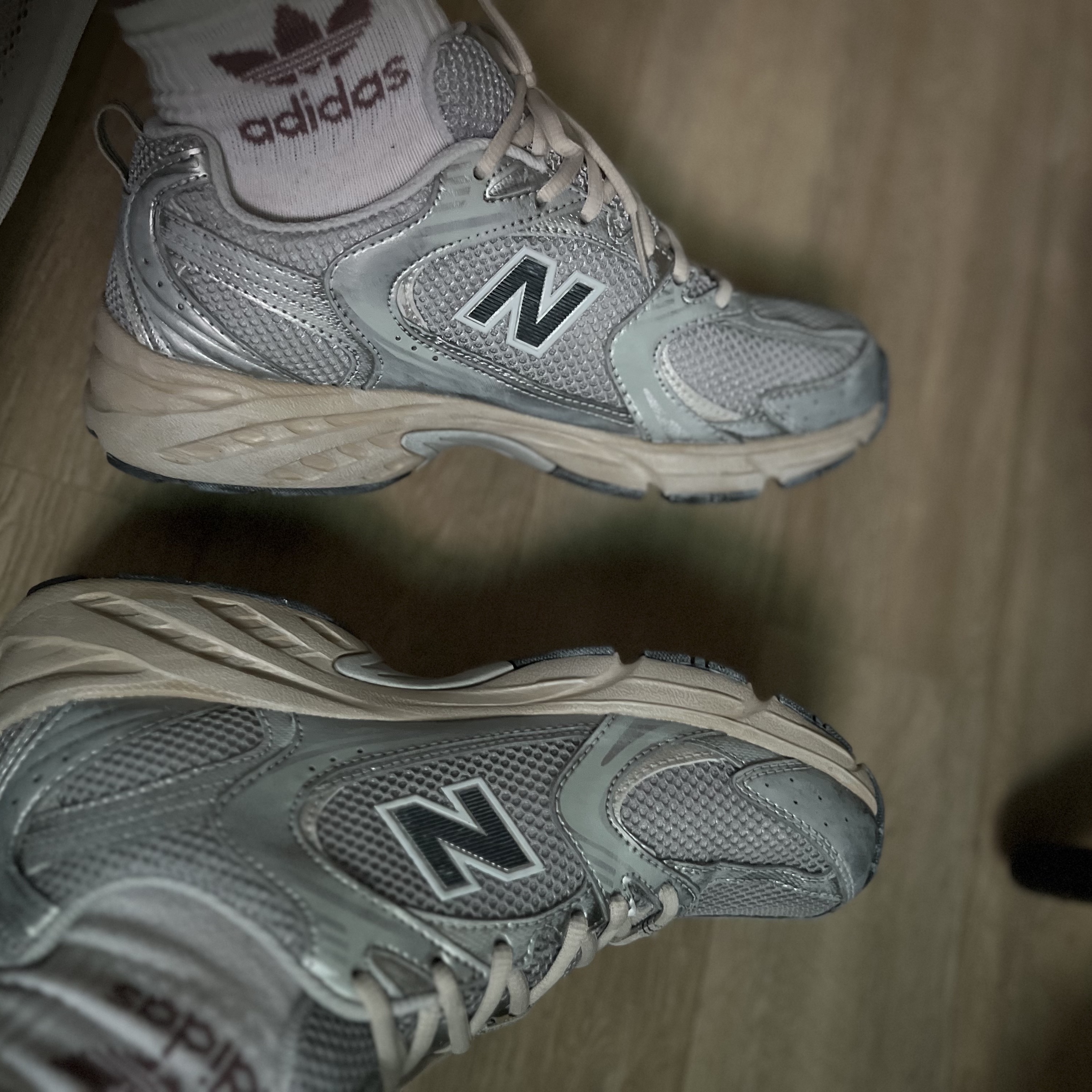 New Balance 530 Vintage Metallic Silver 착용 스타일