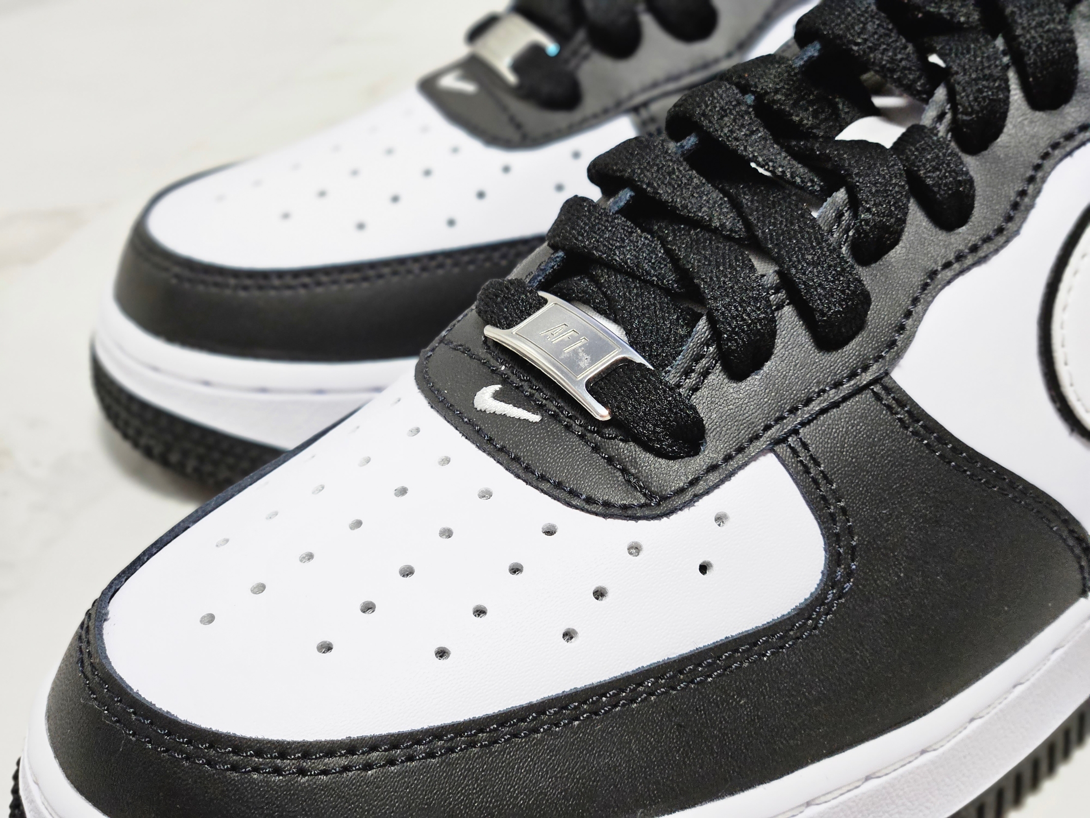 Nike Air Force 1 '07 Black White 착용 스타일 - 4