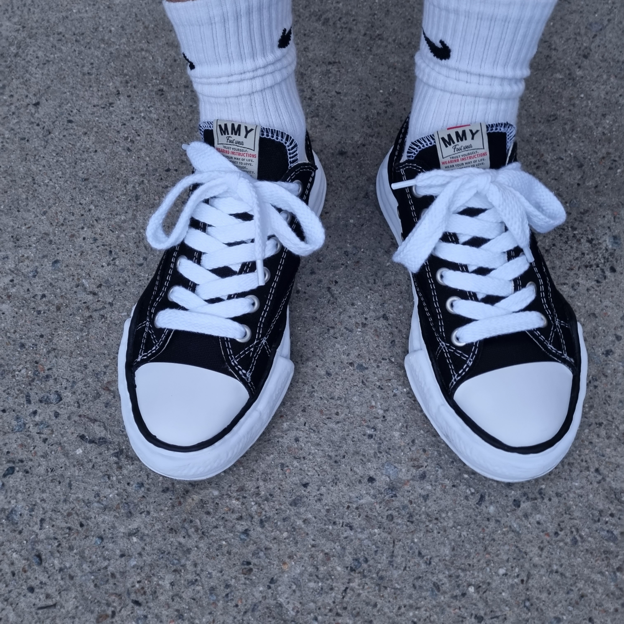 Maison Mihara Yasuhiro Peterson OG Sole Canvas Low Sneakers Black 착용 스타일