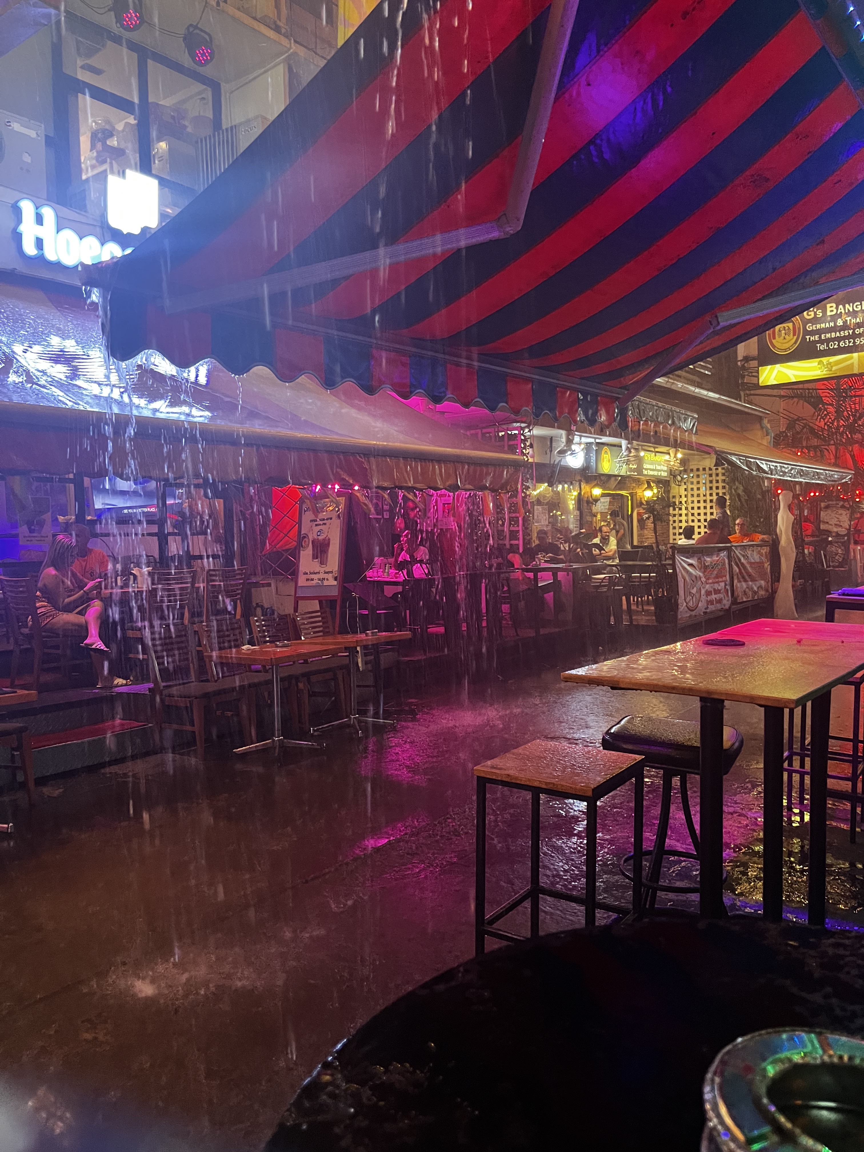 Adidas Yeezy Slide Ochre, Gentle Monster Lang 01 Black 착용 스타일 - 1