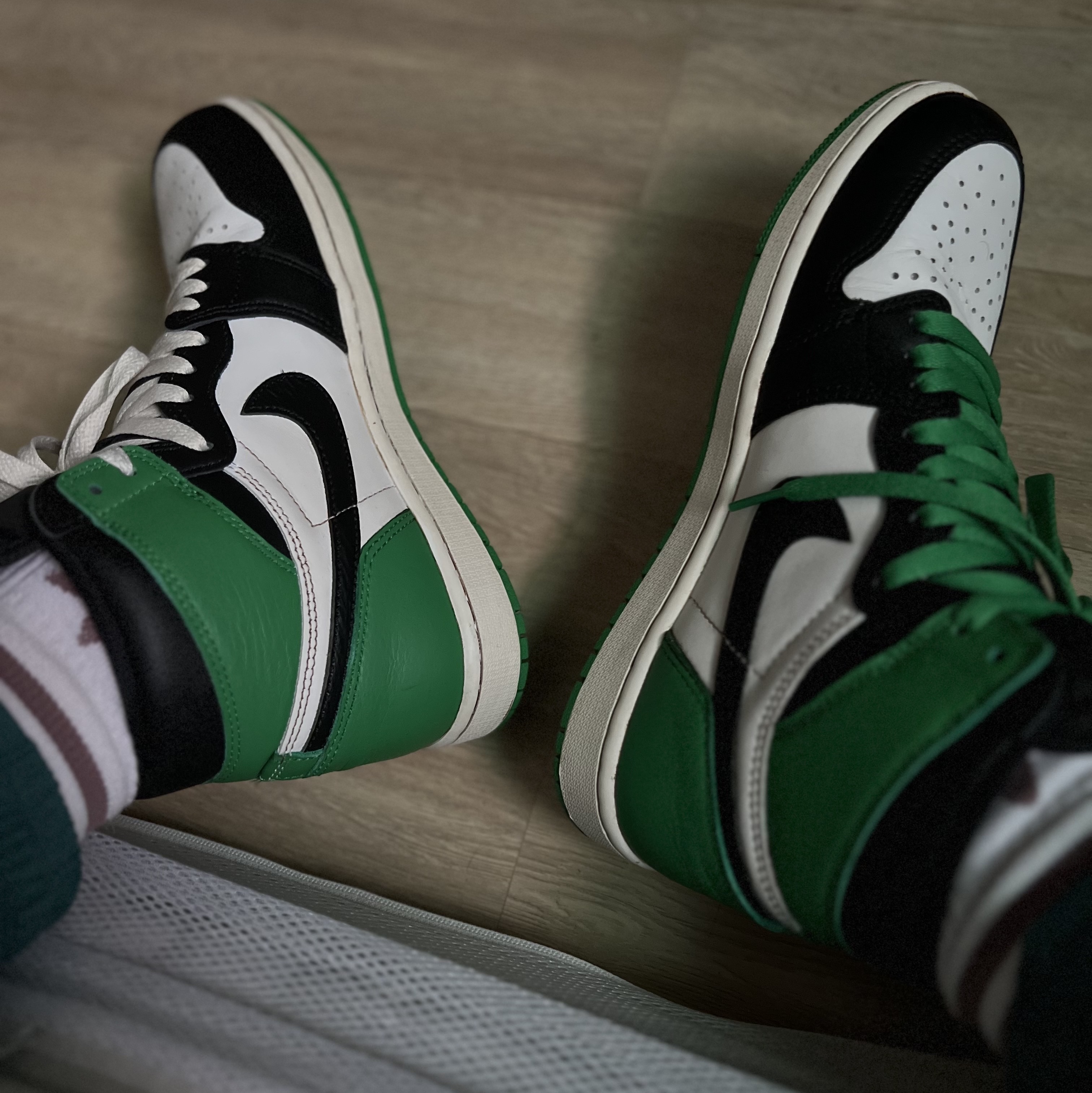 Jordan 1 Retro High OG Black and Lucky Green 착용 스타일