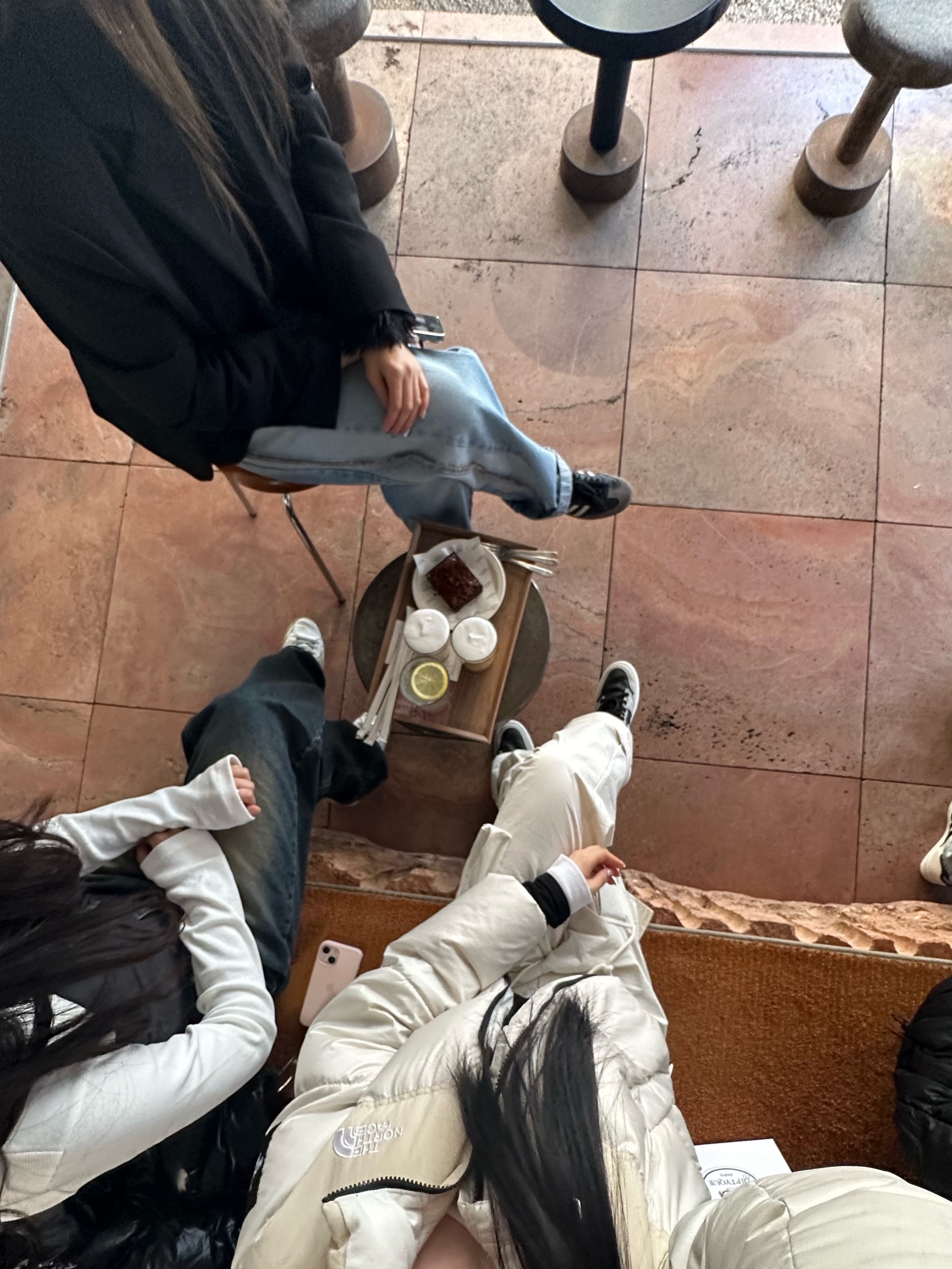 (W) The North Face White Label Novelty Nuptse Down Jacket Cream, Jordan 1 Retro High OG Shadow 2.0 착용 스타일 - 3