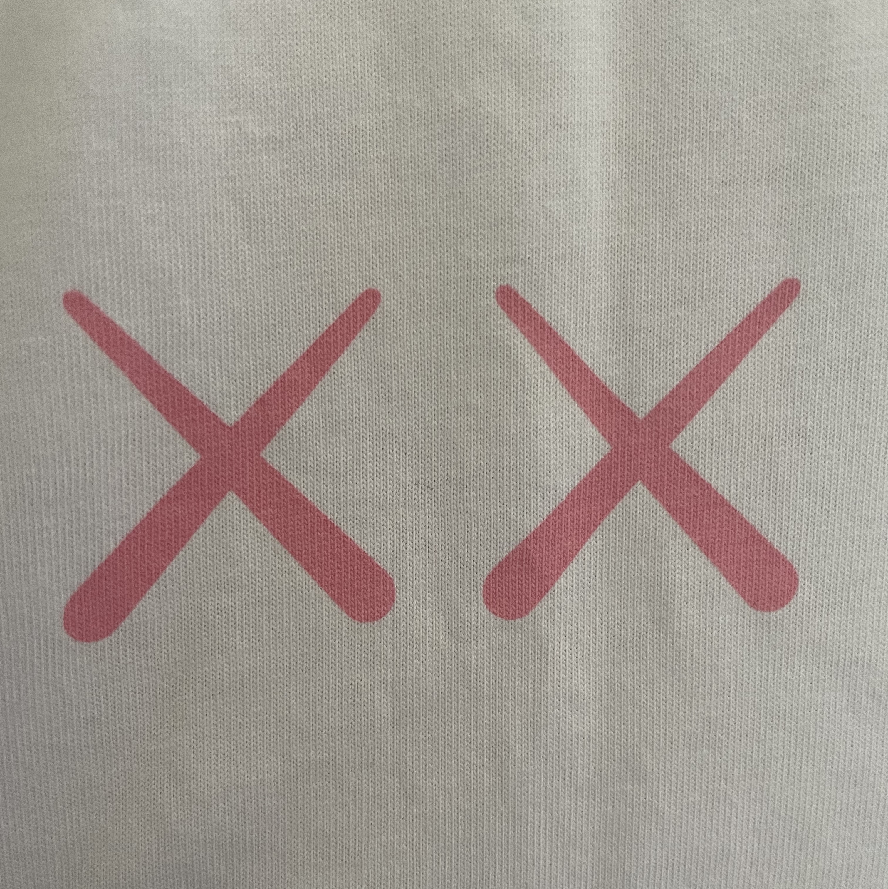 Uniqlo UT x Kaws Short Sleeve Graphic T-Shirt White, Uniqlo UT x Kaws Long Sleeve Sweatshirt Black 착용 스타일 - 1