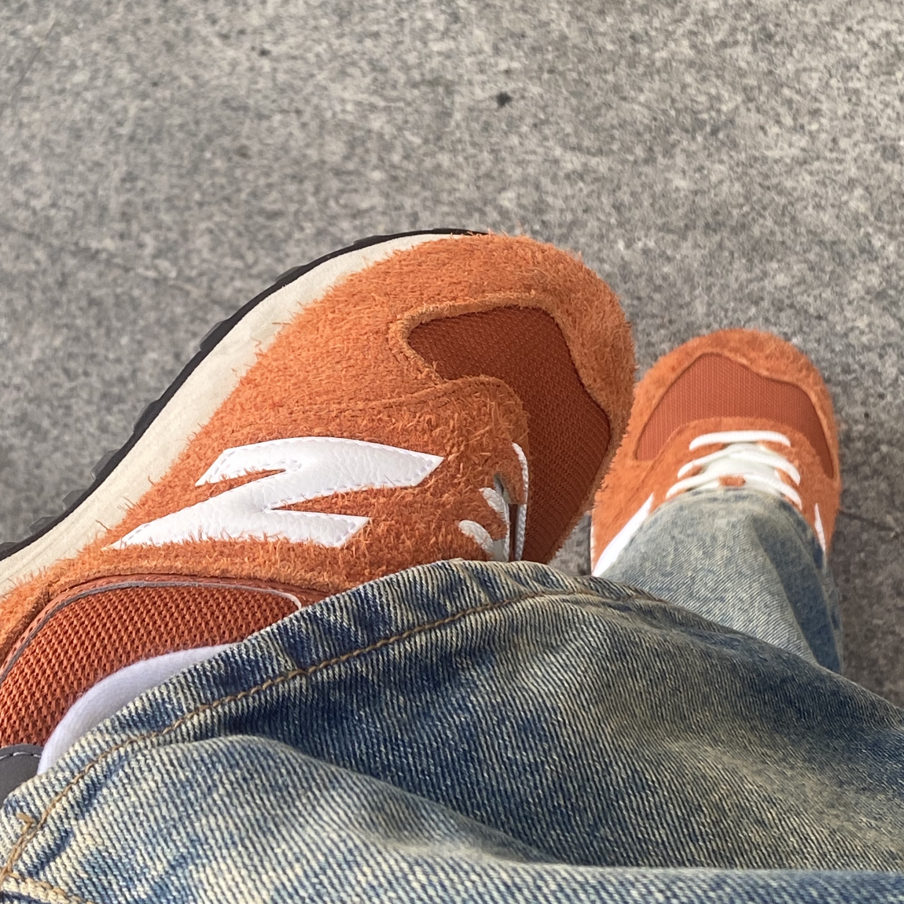 New Balance 574 Heritage Orange Burst White 착용 스타일