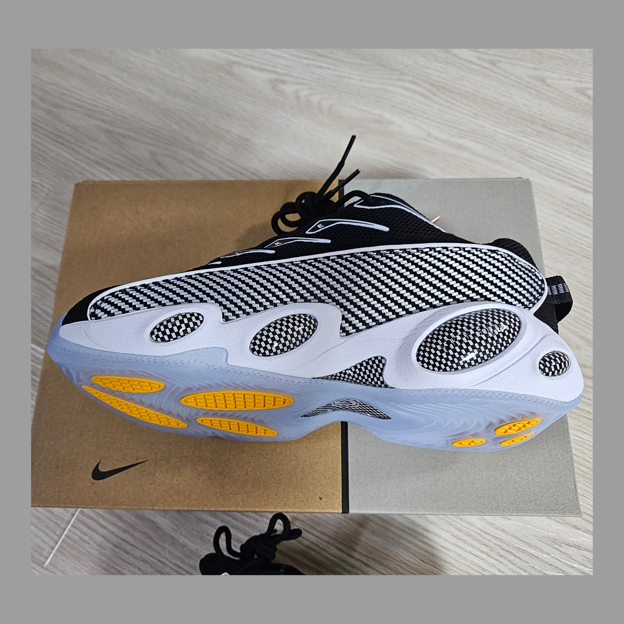 Nike x Drake Nocta Glide Black White Clear 착용 스타일 - 3