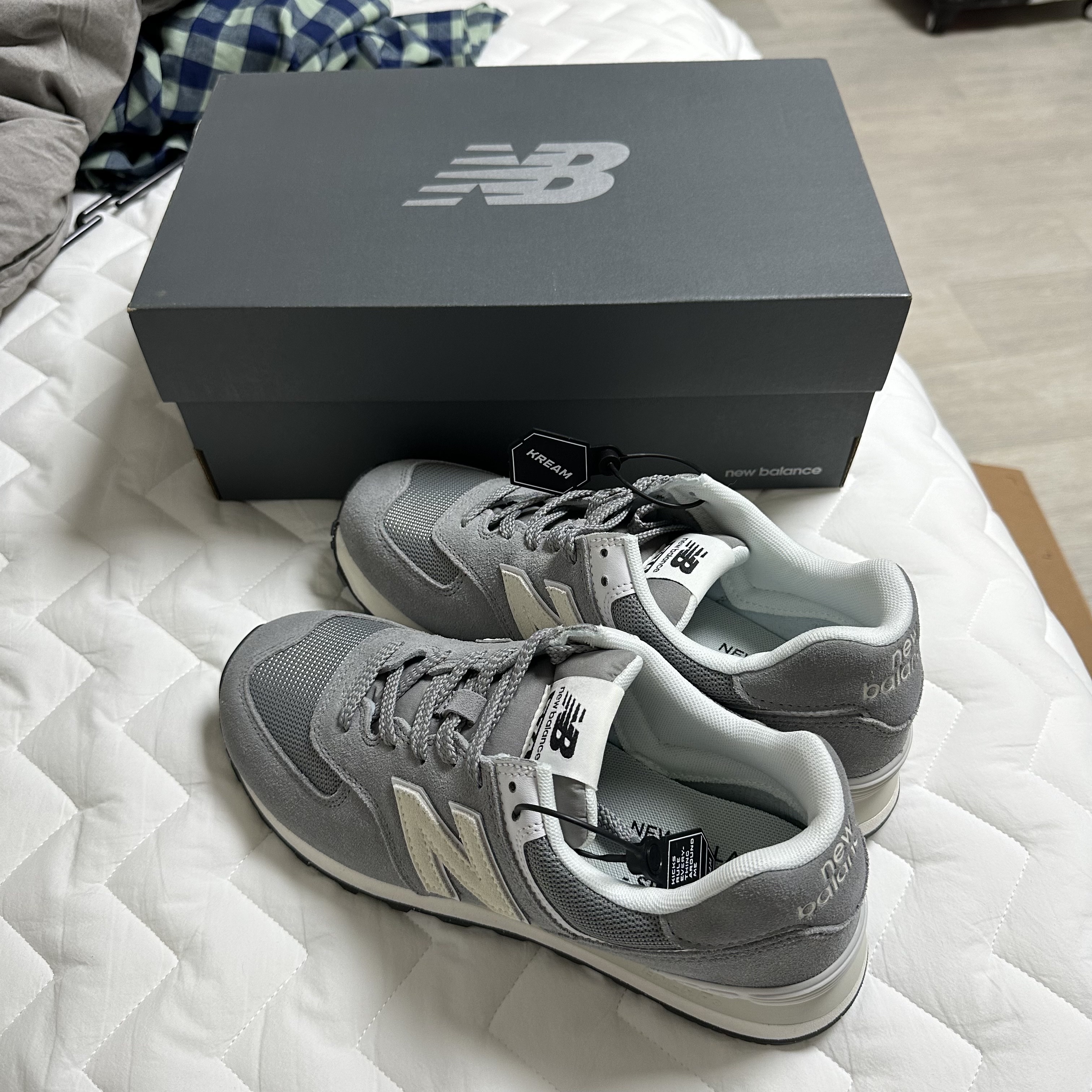 New Balance 574 Classics Reimagined Gray 착용 스타일 - 2