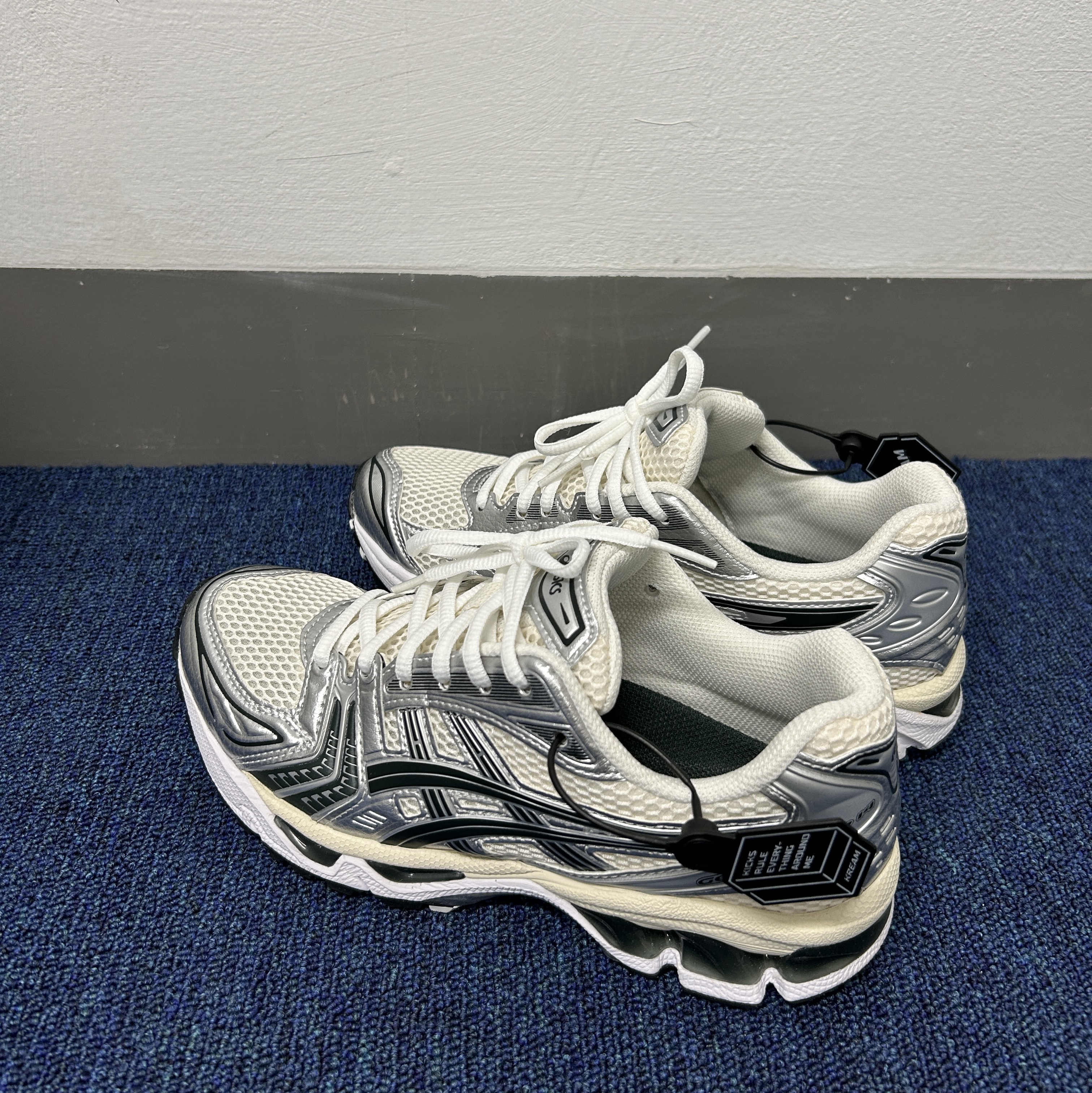 Asics x Kith Gel-Kayano 14 Cream Scarab 착용 스타일 - 4