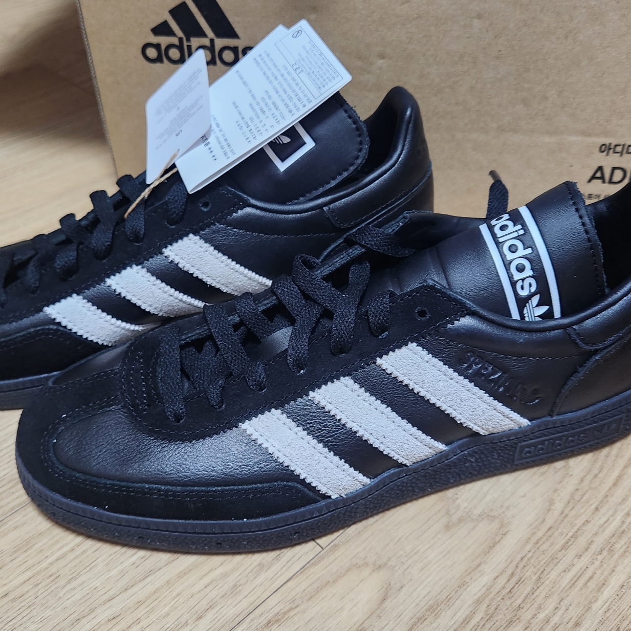 Adidas Spezial Handball Core Black Cloud White 착용 스타일 - 2