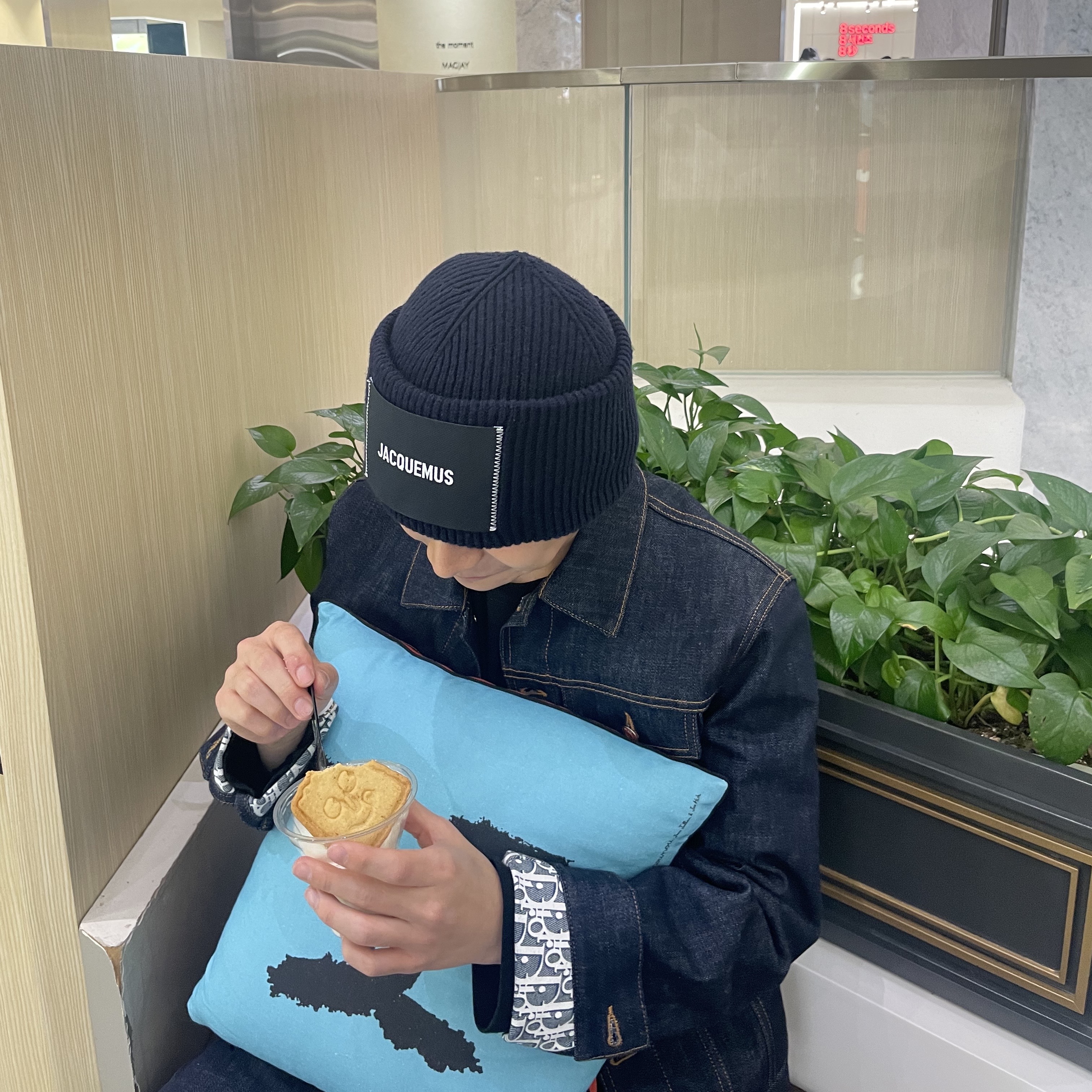 Dior Oblique Raw Cotton Denim Blouson Blue, Jacquemus Le bonnet Ribbed Beanie Navy 착용 스타일