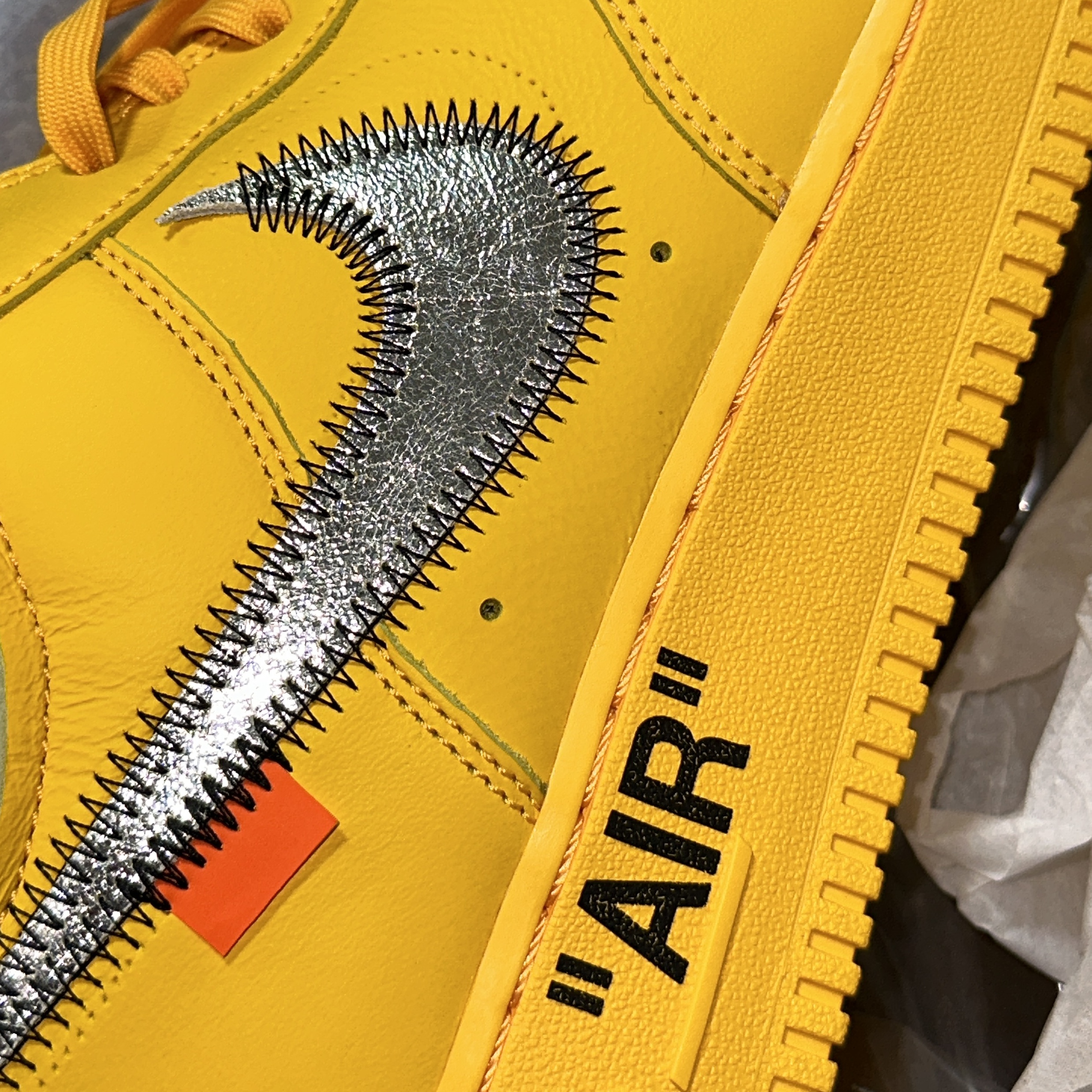 Nike x Off-White Air Force 1 '07 University Gold 착용 스타일